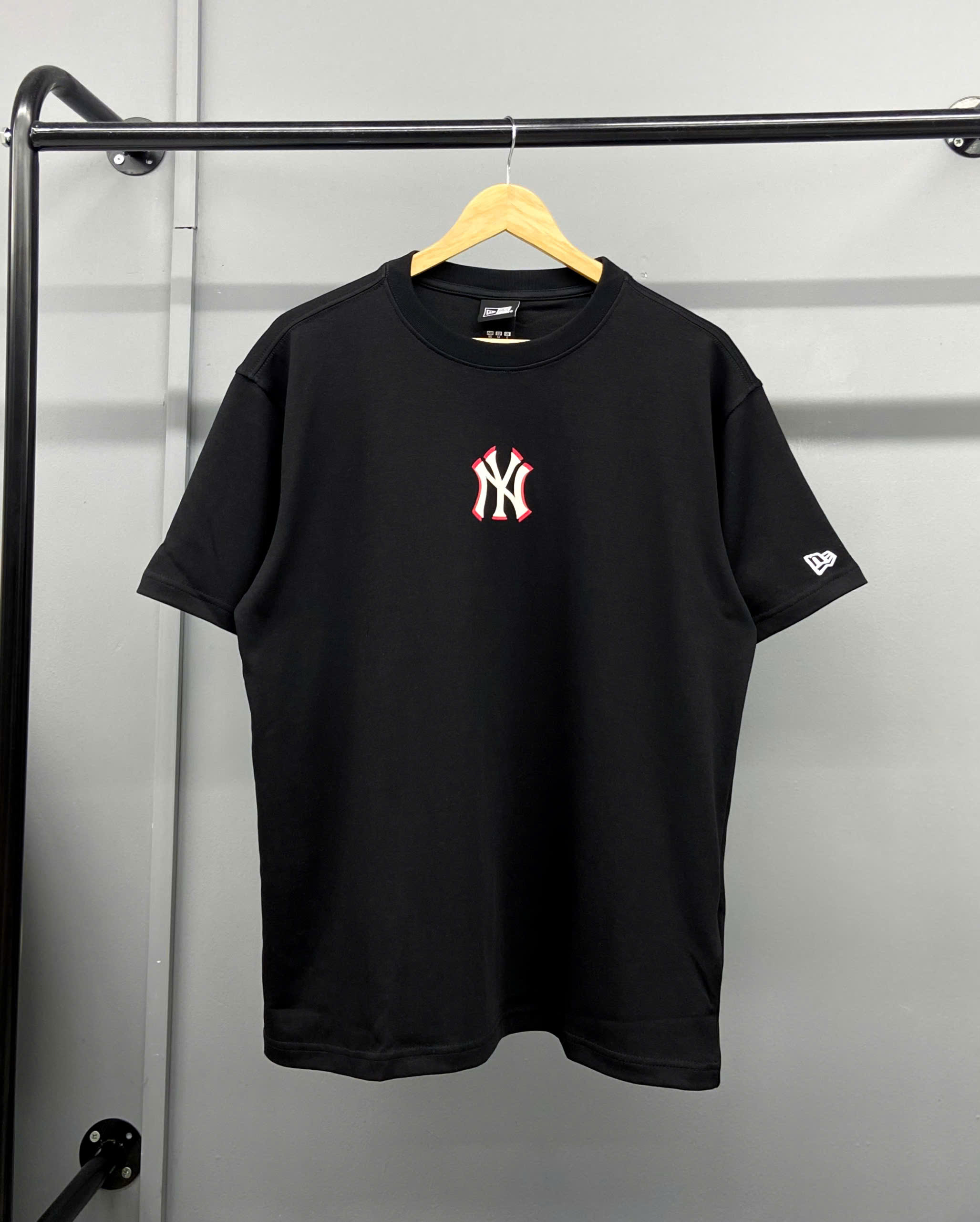 1536 - Áo New Era NY Viền Chữ Đỏ - Đen [HÀNG CHÍNH HÃNG]