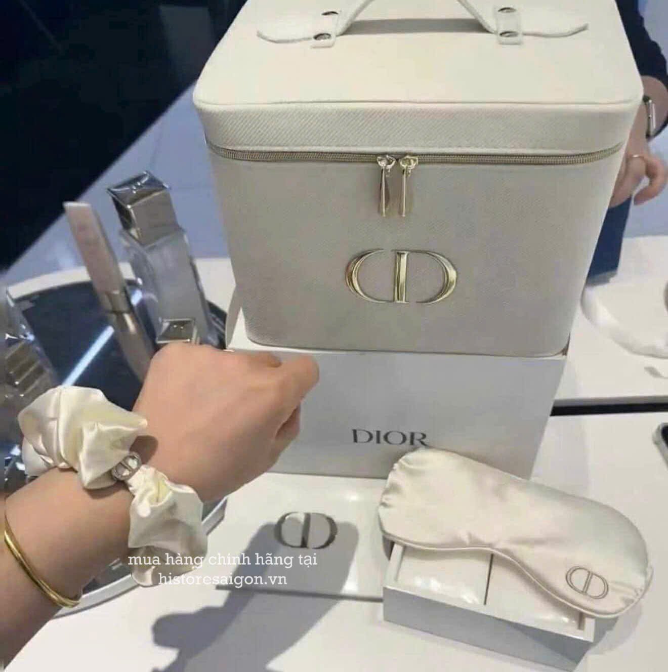 1805 - Cột Tóc Dior (Gift Hãng Tặng Khách VIP) [HÀNG CHÍNH HÃNG]