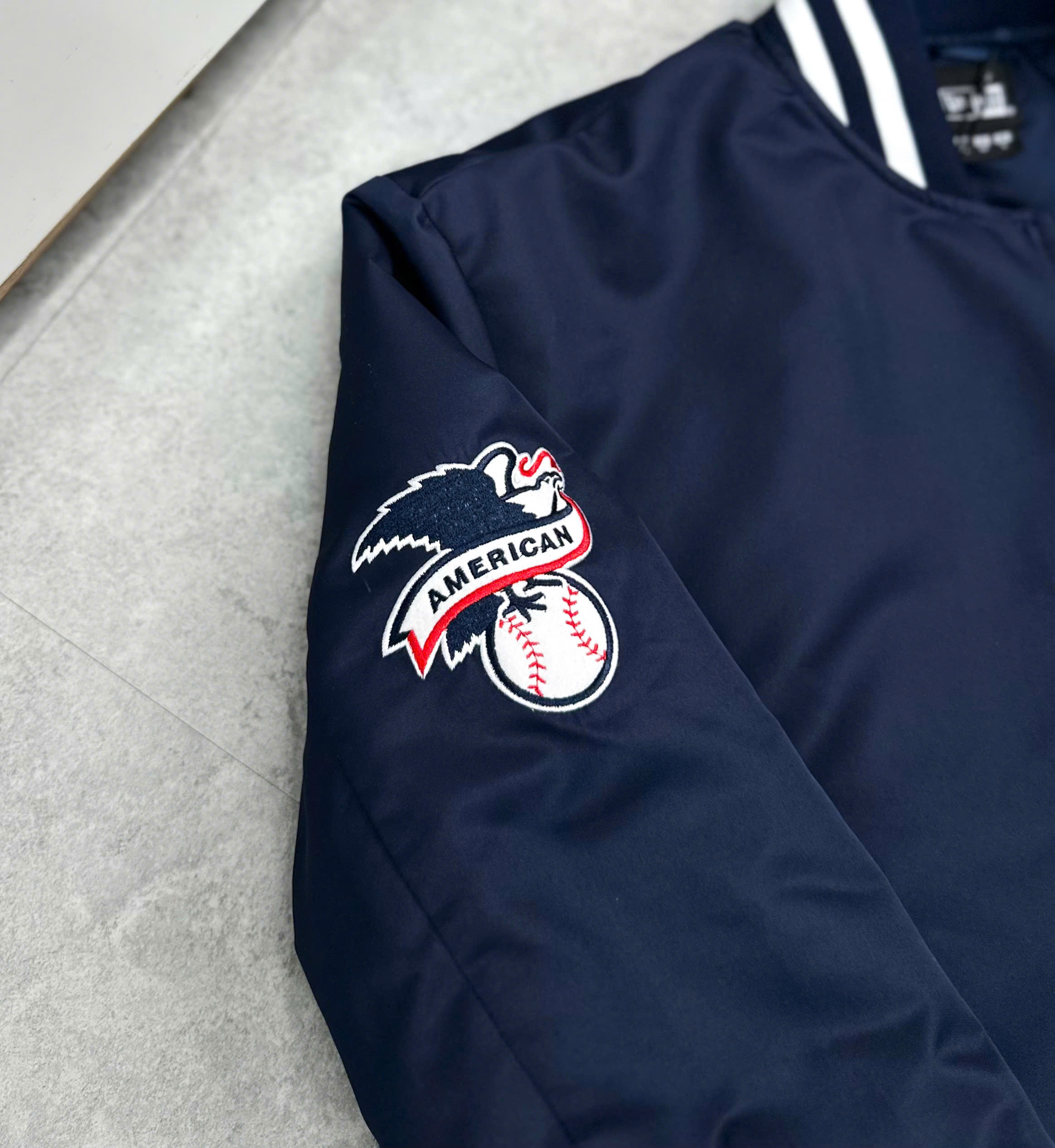 1830 - Áo Bomber New Era NY Basic Xanh Navy Chữ Trắng [HÀNG CHÍNH HÃNG]
