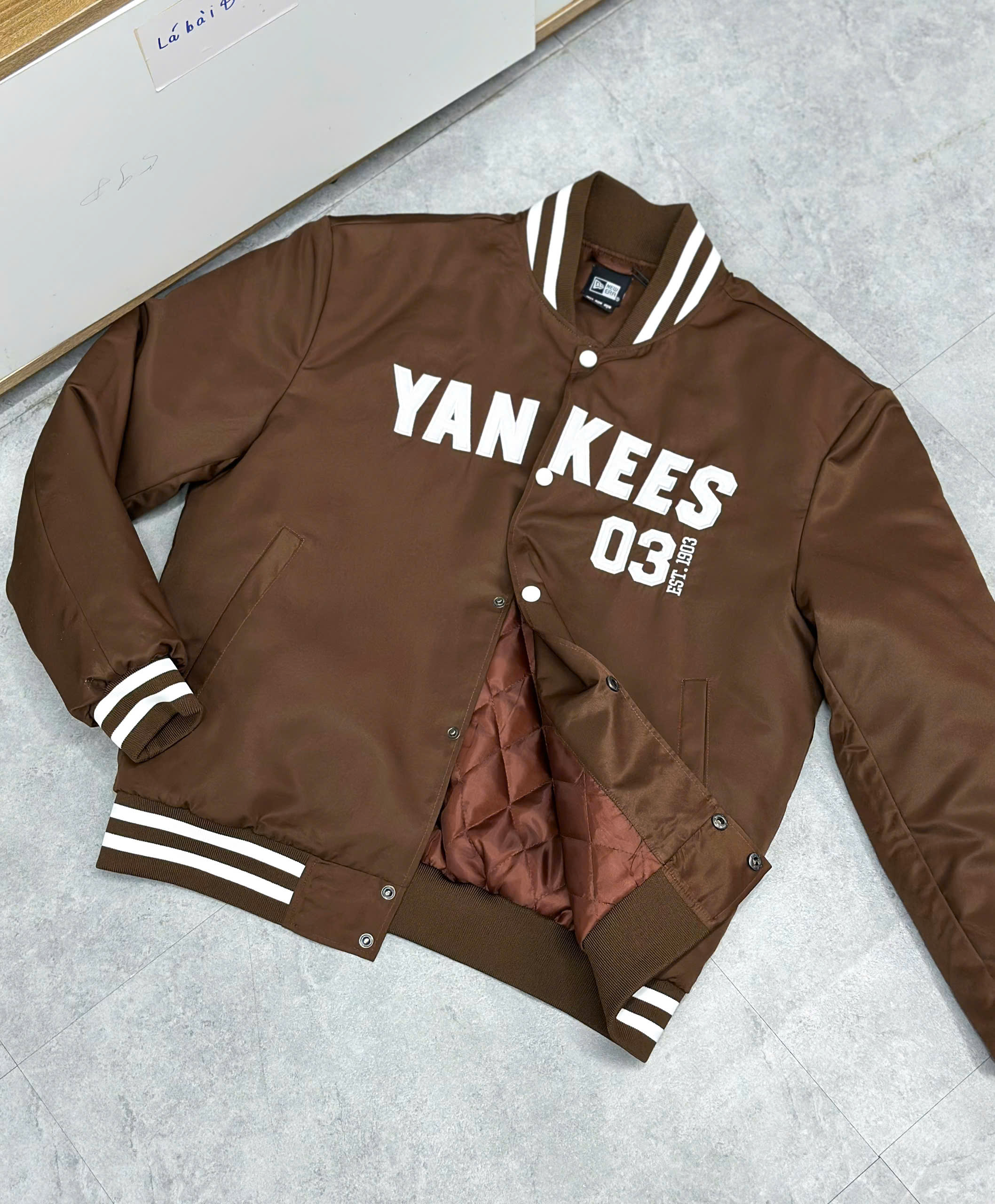 1831 - Áo Bomber New Era Yankees Nâu Chữ Trắng [HÀNG CHÍNH HÃNG]