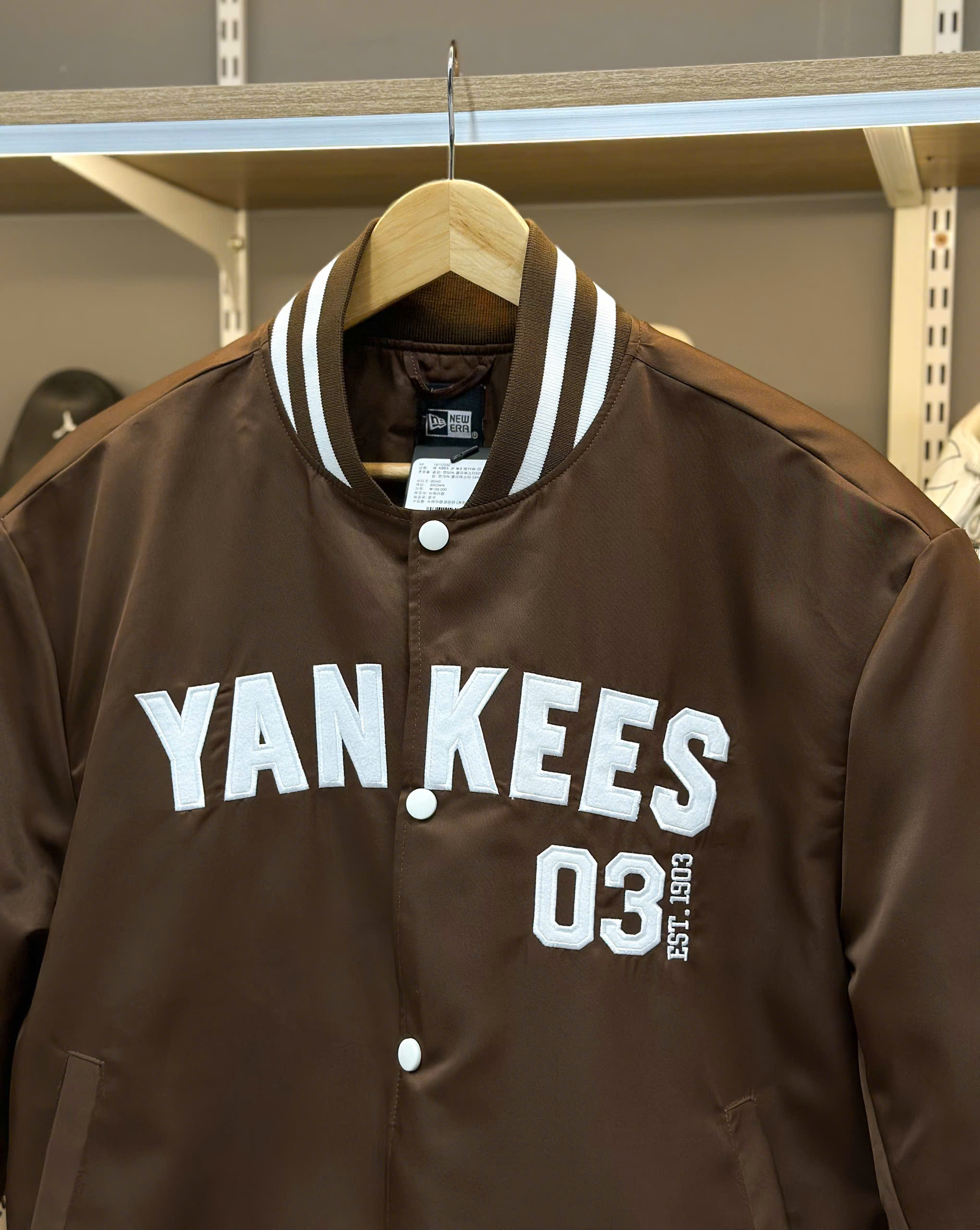 1831 - Áo Bomber New Era Yankees Nâu Chữ Trắng [HÀNG CHÍNH HÃNG]