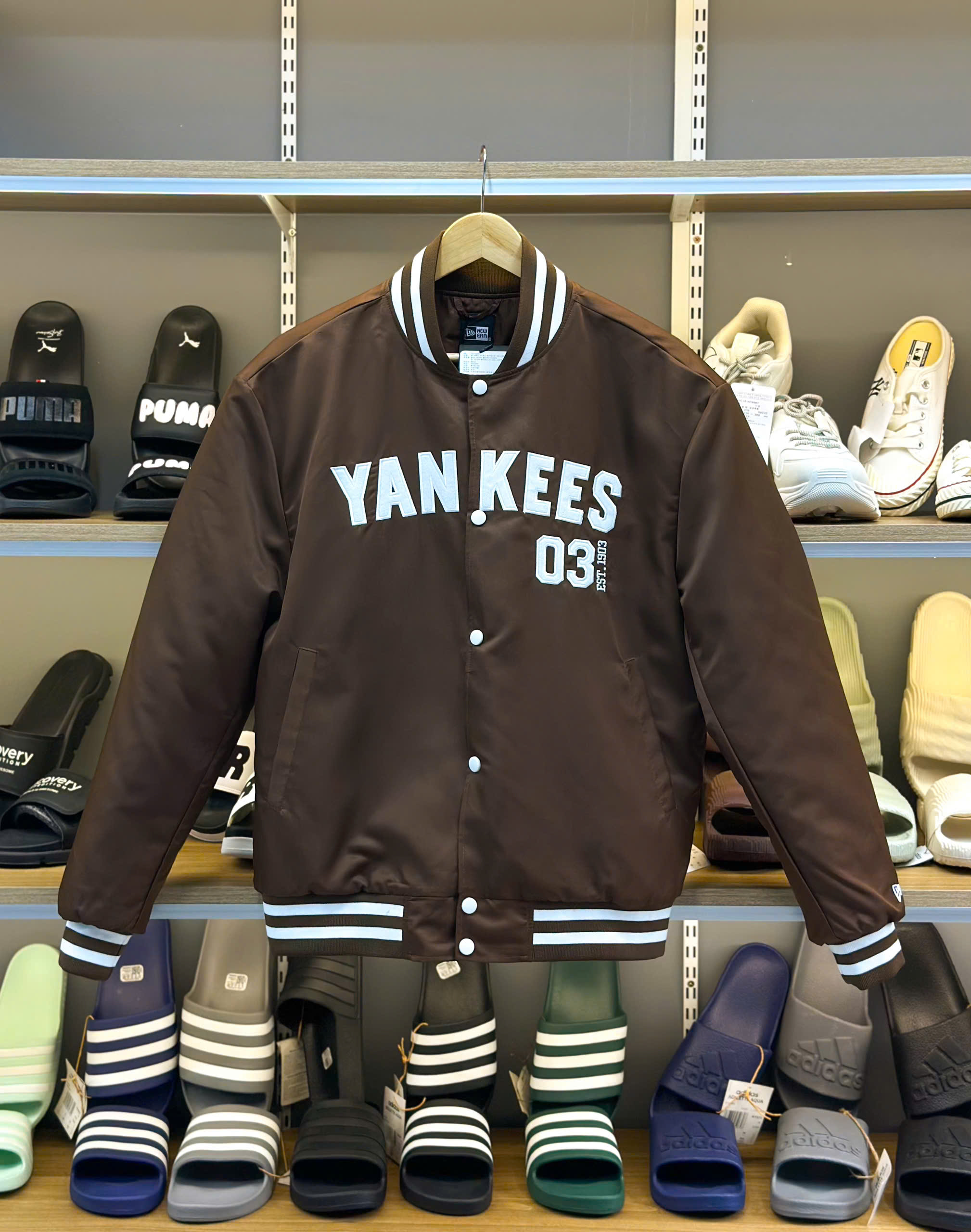 1831 - Áo Bomber New Era Yankees Nâu Chữ Trắng [HÀNG CHÍNH HÃNG]
