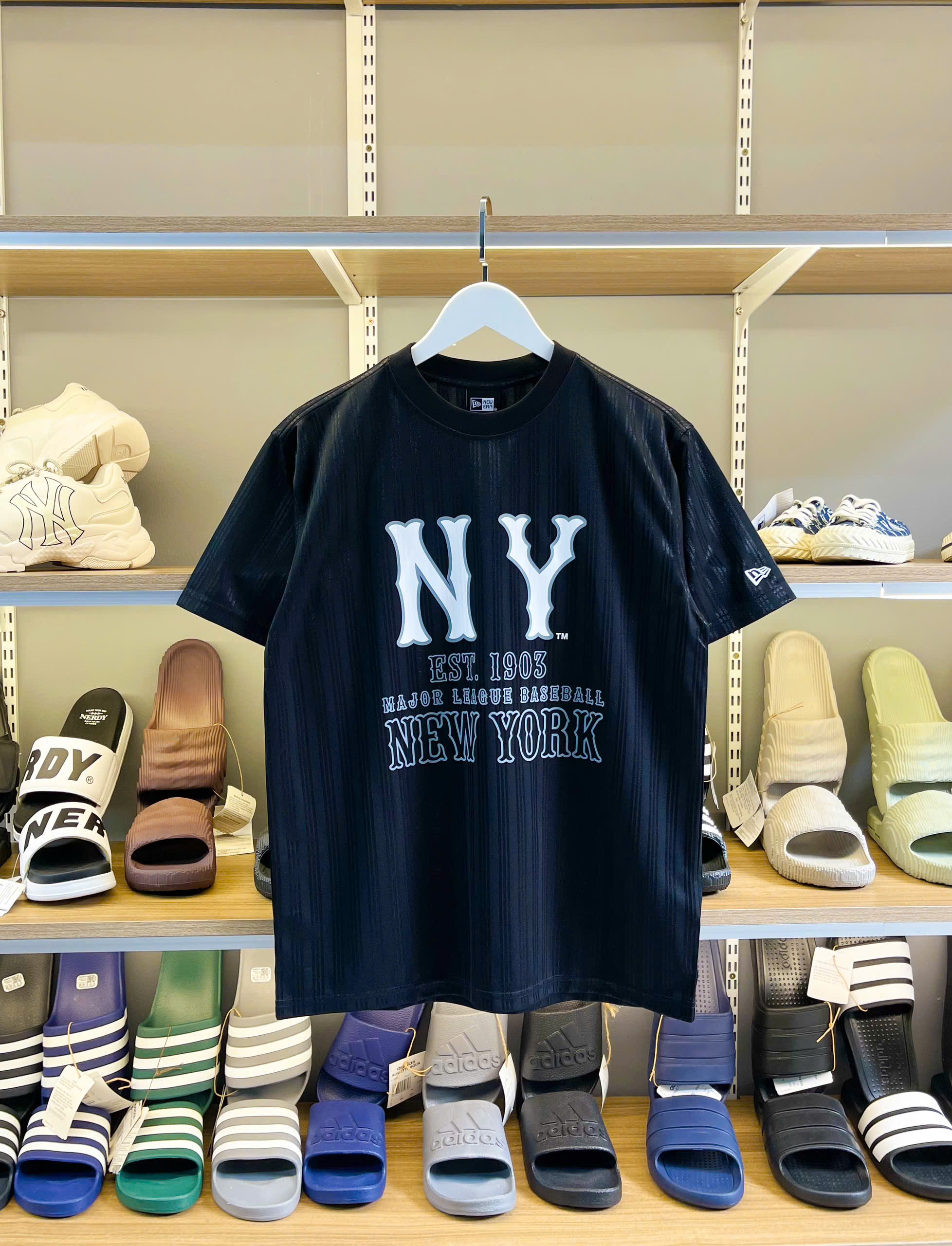 1838 - Áo New Era NY Wavy Đen Suông Mềm [HÀNG CHÍNH HÃNG]