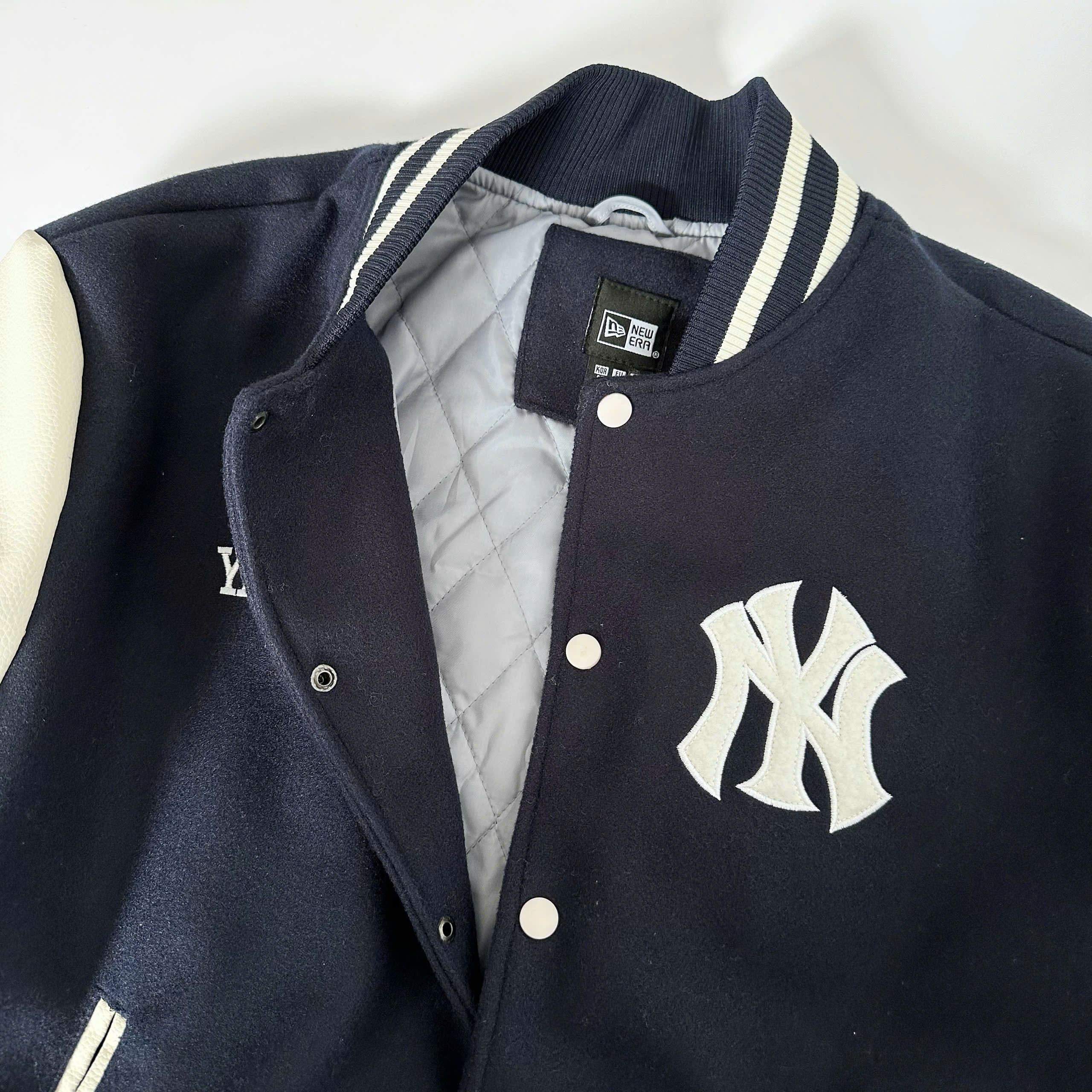 1842 - Áo Bomber New Era Yankees EST1903 Đen Tay Trắng Kem [HÀNG CHÍNH HÃNG]