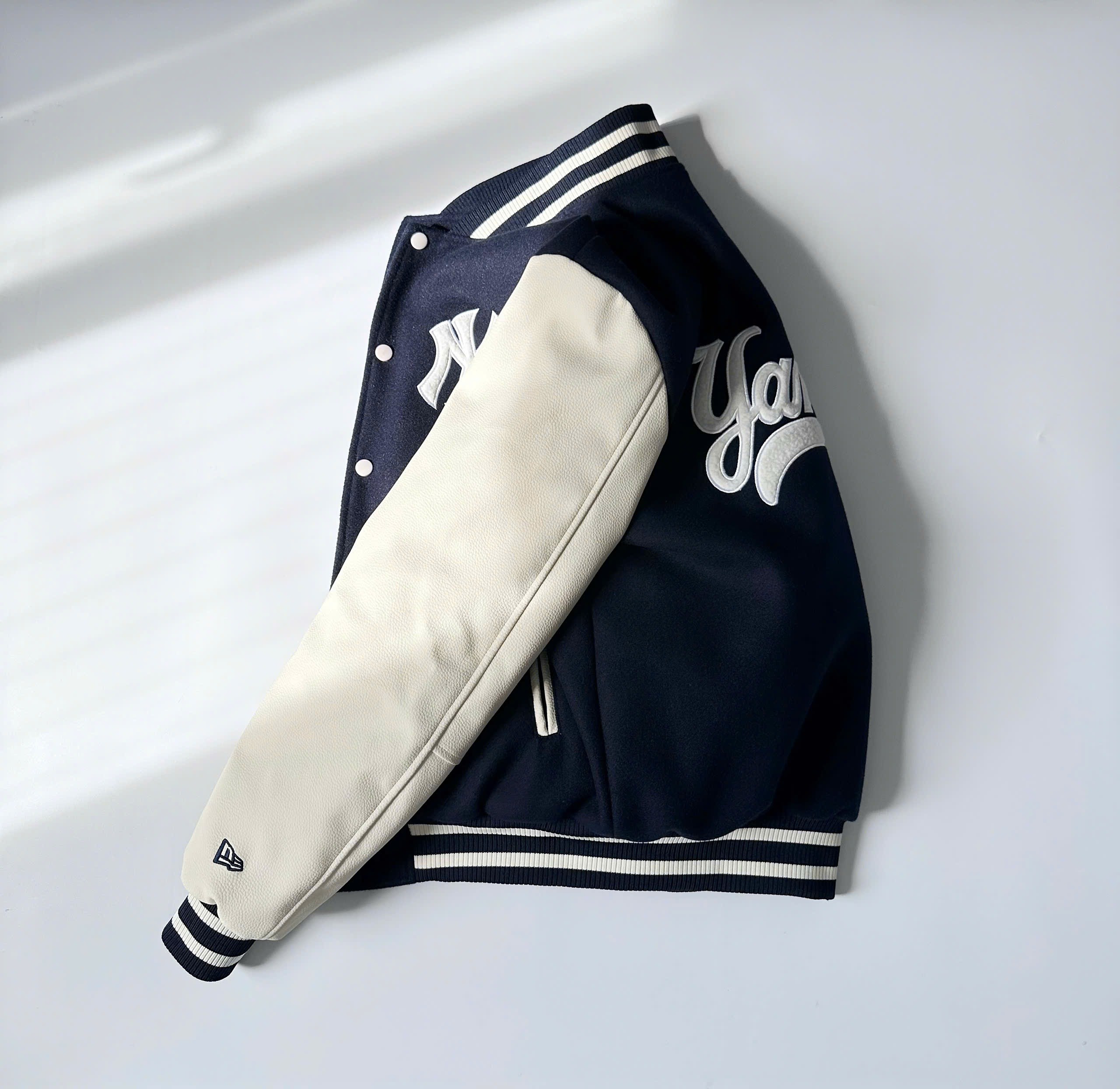 1842 - Áo Bomber New Era Yankees EST1903 Đen Tay Trắng Kem [HÀNG CHÍNH HÃNG]