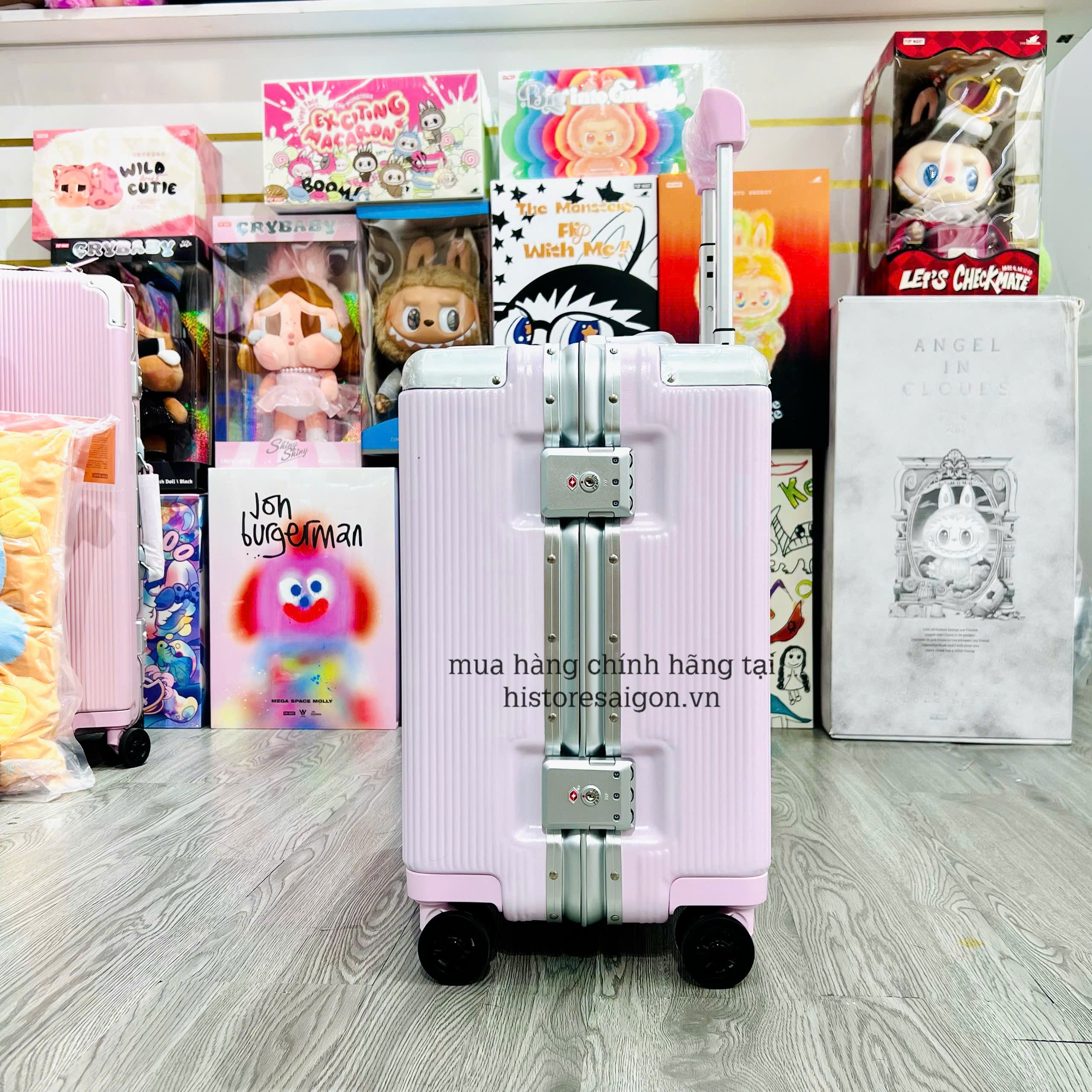 1846 - Vali Fila Vuông Embossed Stripes Hồng Pastel - Mẫu Mới [HÀNG CHÍNH HÃNG]