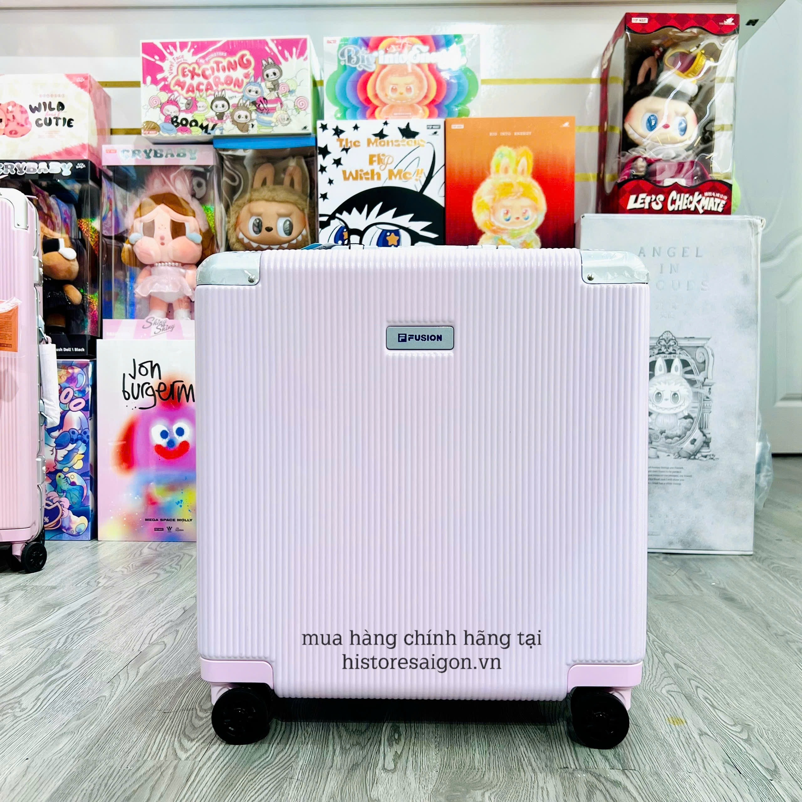 1846 - Vali Fila Vuông Embossed Stripes Hồng Pastel - Mẫu Mới [HÀNG CHÍNH HÃNG]
