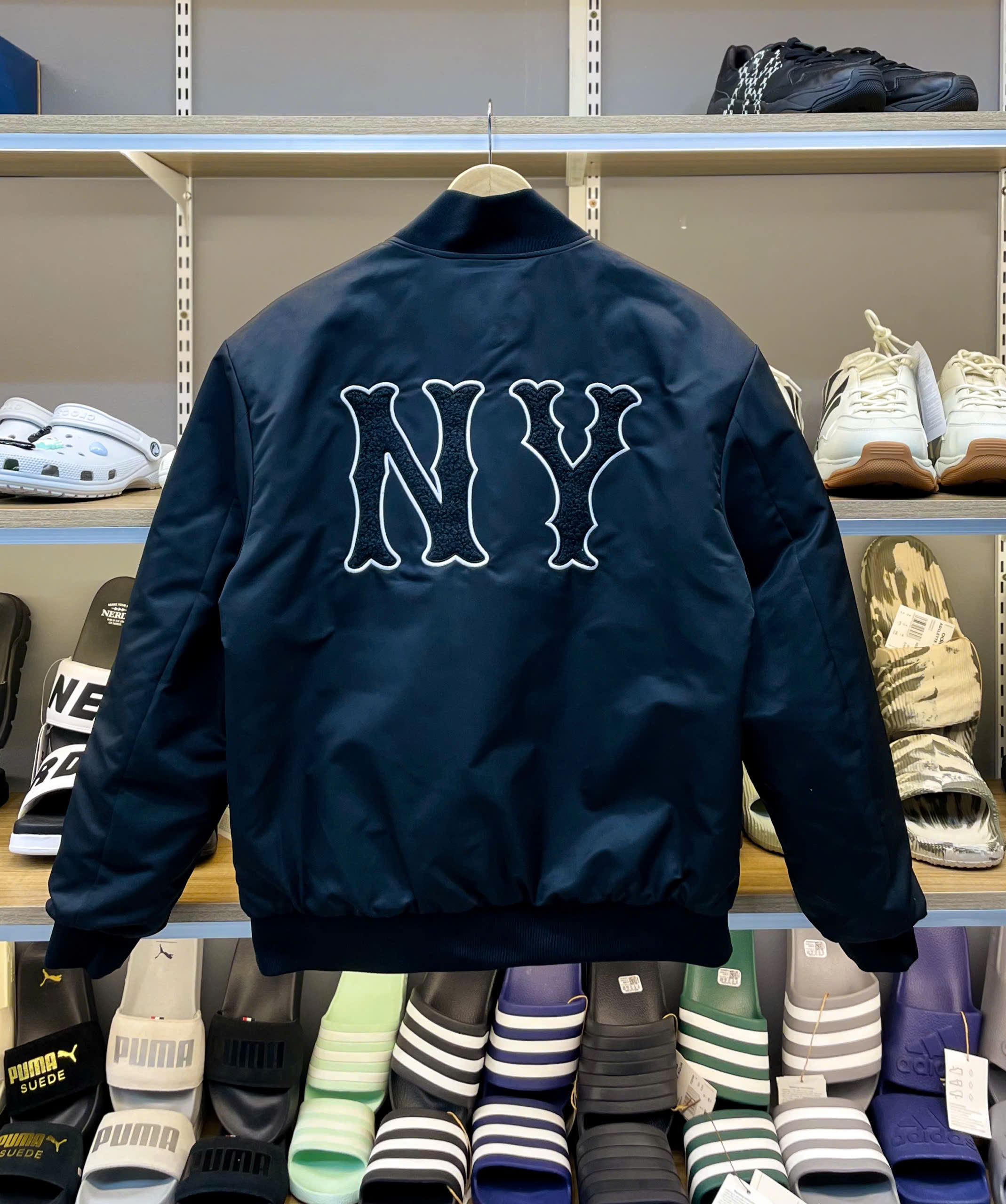 1916 - Áo Bomber New Era NY Big Logo Đen [HÀNG CHÍNH HÃNG]