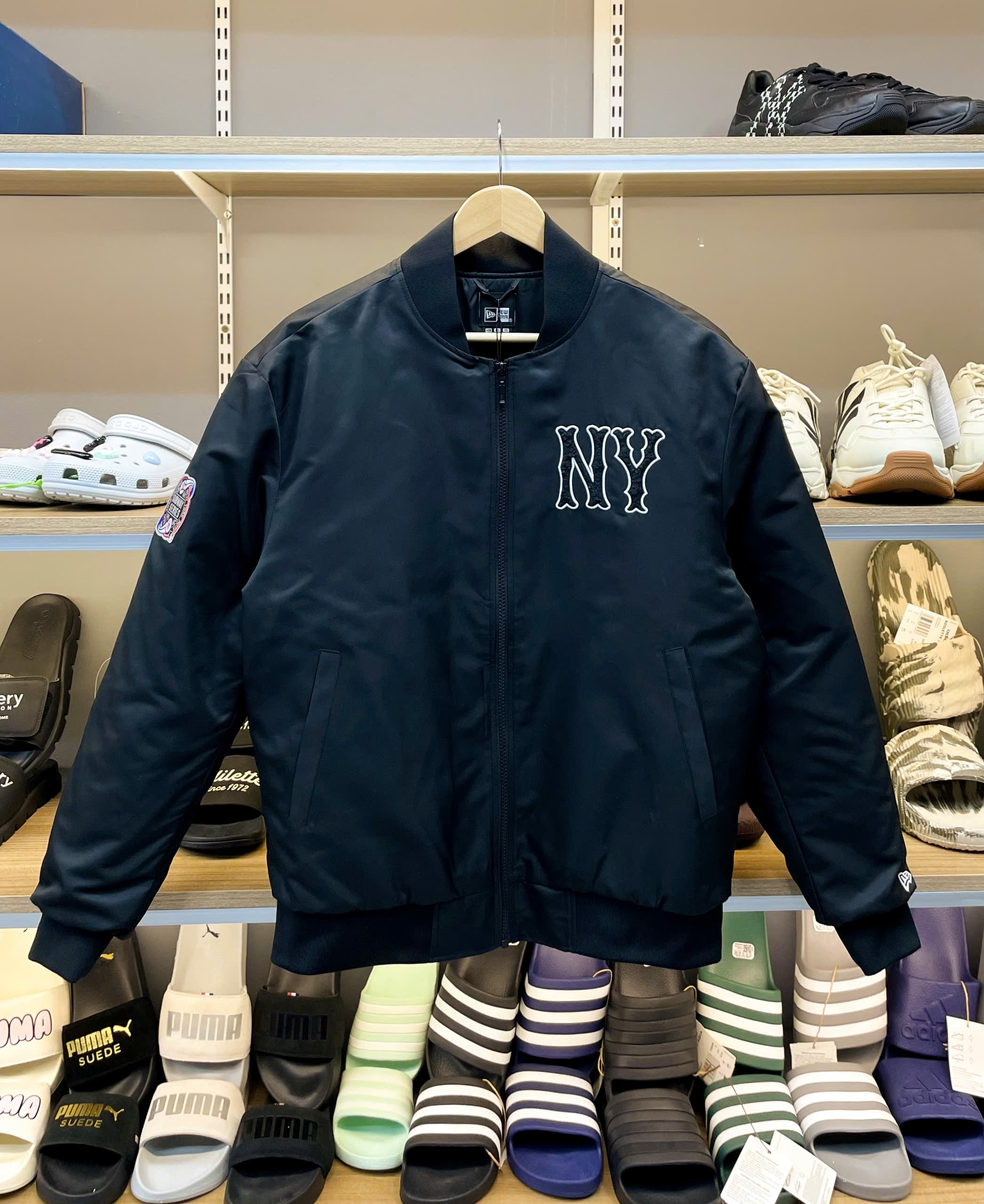 1916 - Áo Bomber New Era NY Big Logo Đen [HÀNG CHÍNH HÃNG]