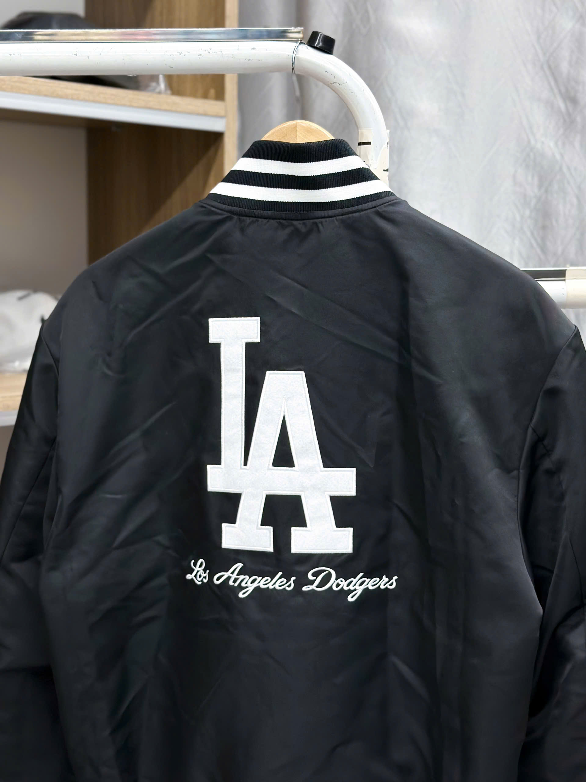 1917 - Áo Bomber New Era LA Big Logo Đen [HÀNG CHÍNH HÃNG]