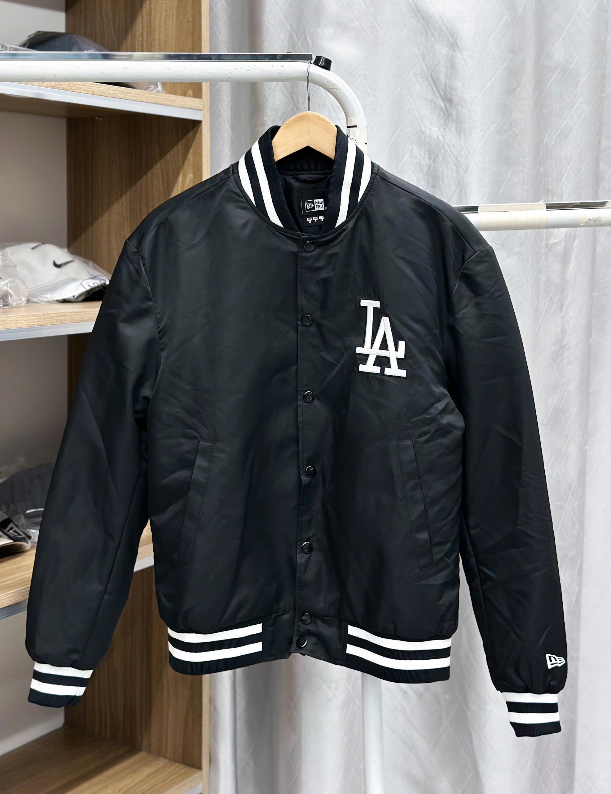 1917 - Áo Bomber New Era LA Big Logo Đen [HÀNG CHÍNH HÃNG]