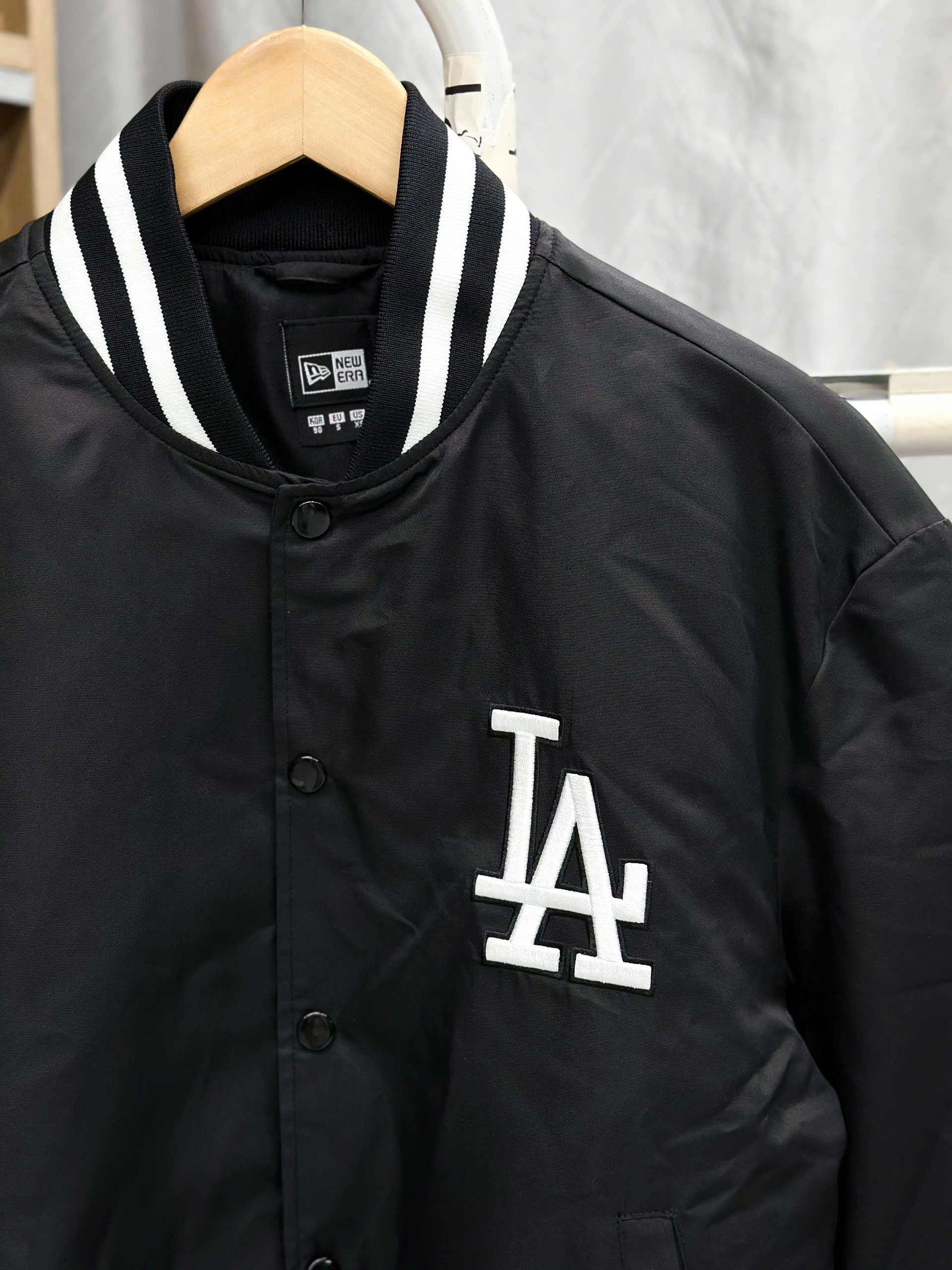 1917 - Áo Bomber New Era LA Big Logo Đen [HÀNG CHÍNH HÃNG]