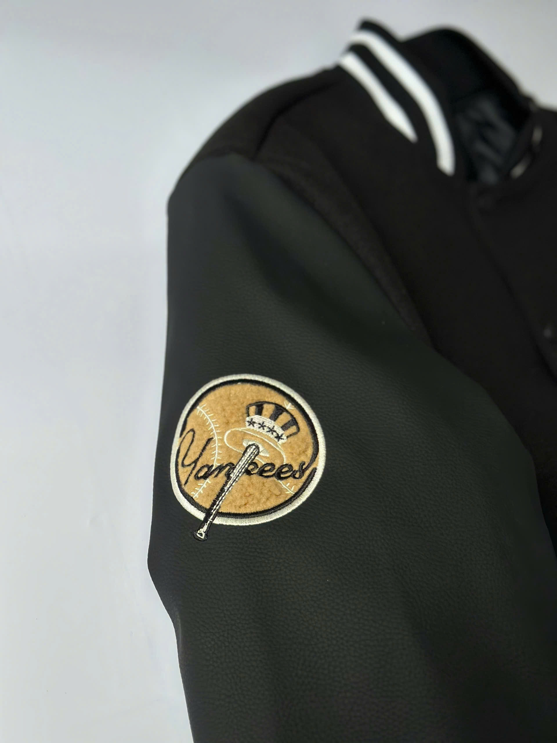 1931 - Áo Bomber Varsity New Era NY Yankee - Đen Logo Tròn [HÀNG CHÍNH HÃNG]