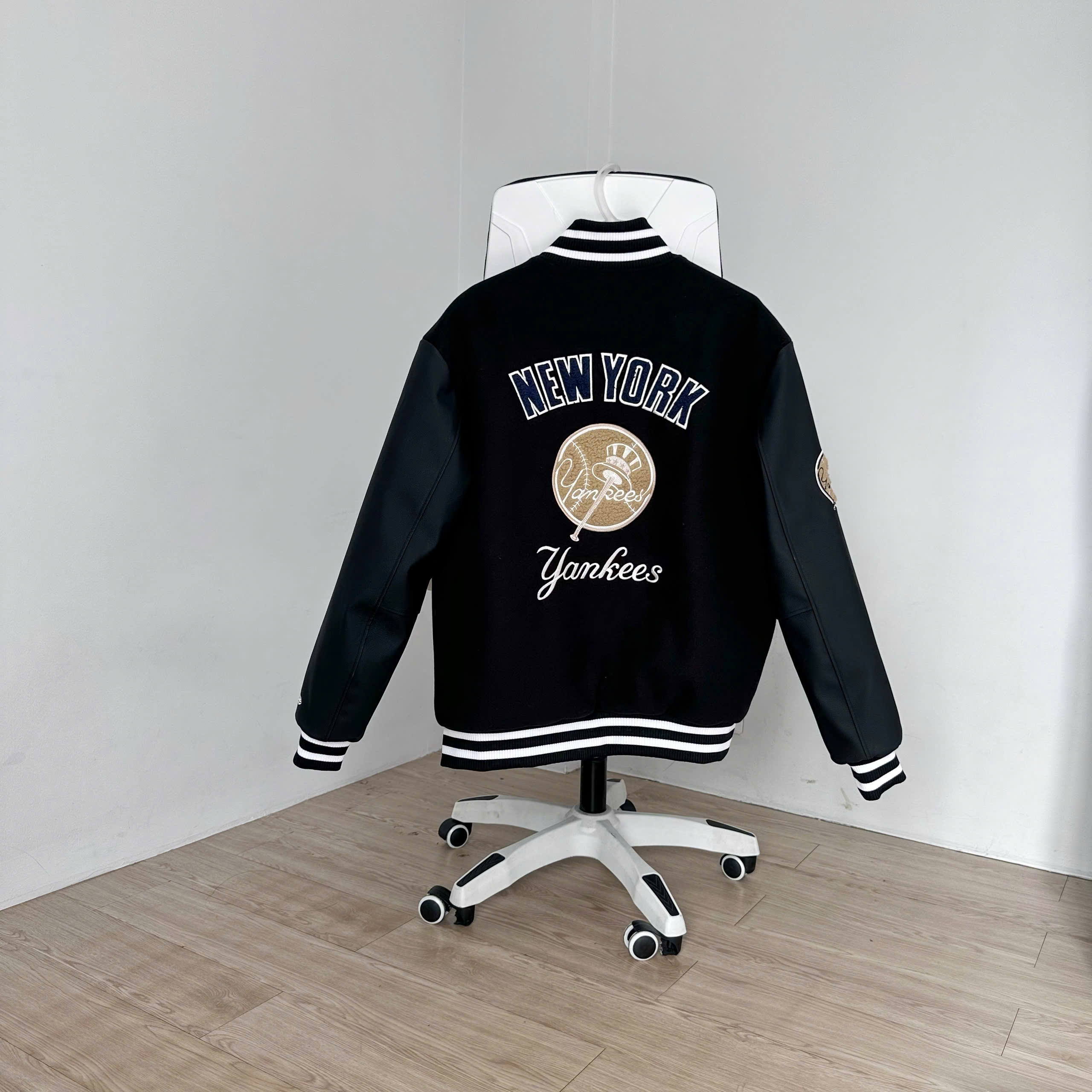 1931 - Áo Bomber Varsity New Era NY Yankee - Đen Logo Tròn [HÀNG CHÍNH HÃNG]