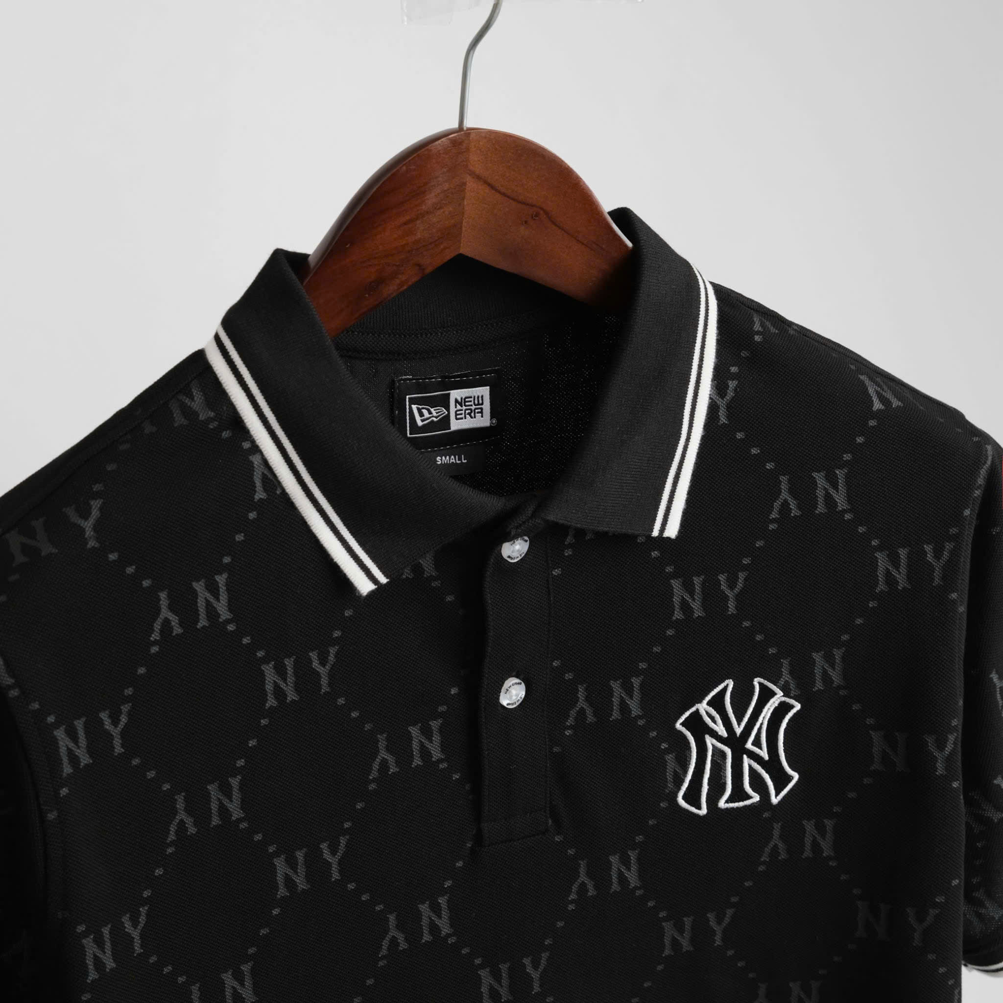1958 - Áo Polo New Era NY - Đen Monogram Viền Cổ Trắng [HÀNG CHÍNH HÃNG]