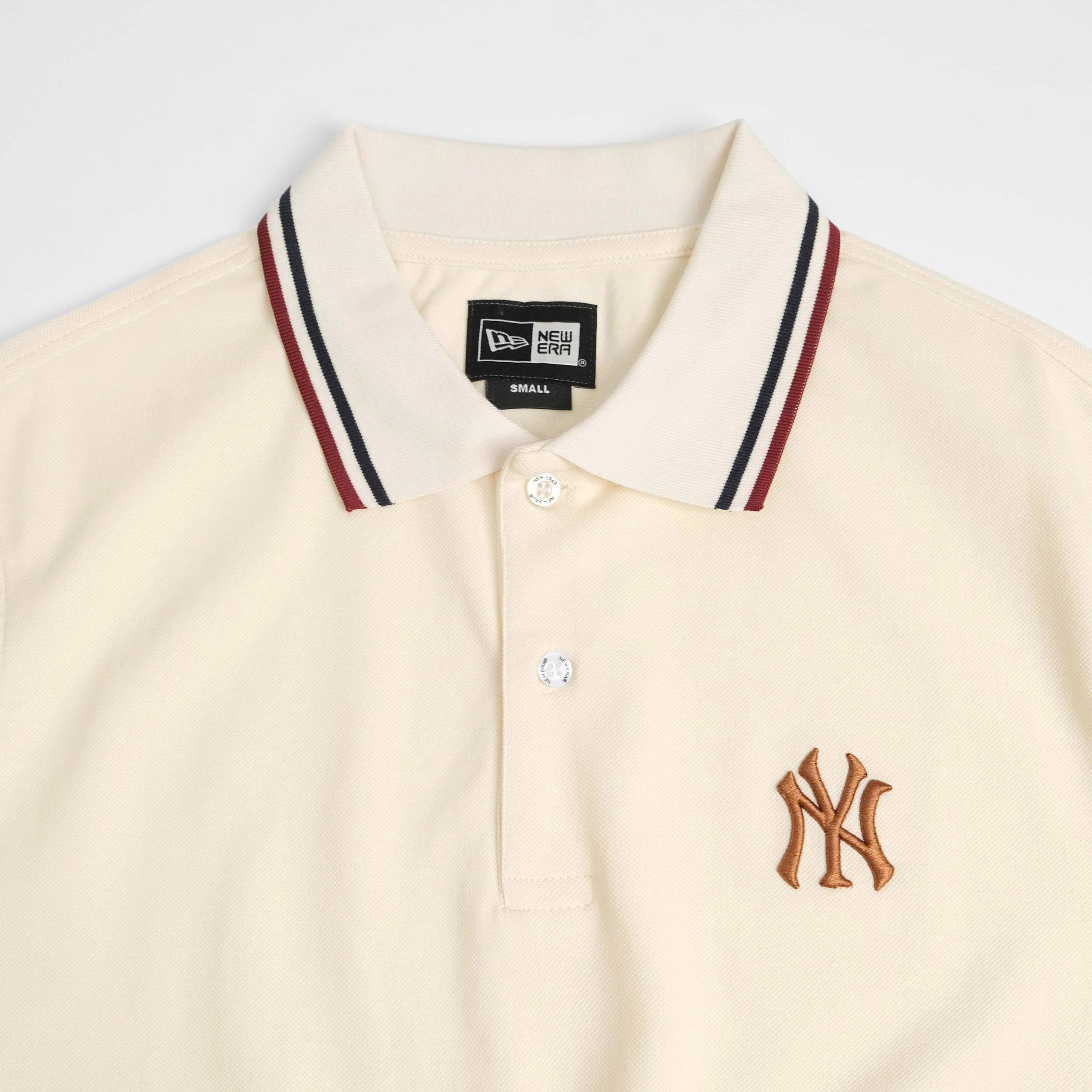 2770 - Áo Polo New Era NY Trắng Kem Cổ Đen Đỏ [HÀNG CHÍNH HÃNG]
