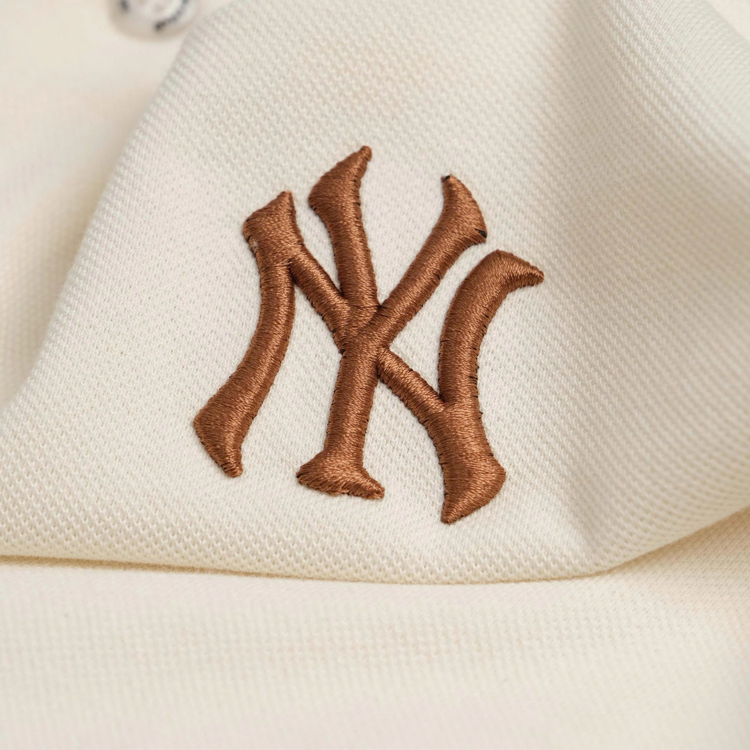 2770 - Áo Polo New Era NY Trắng Kem Cổ Đen Đỏ [HÀNG CHÍNH HÃNG]