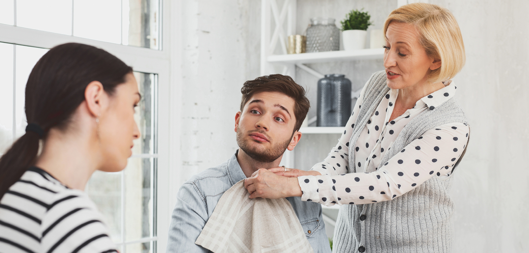 Chàng Trai Cưng Của Mẹ: Mama Boy Là Gì Và Cách Nhận Ra Ngay Từ Đầu