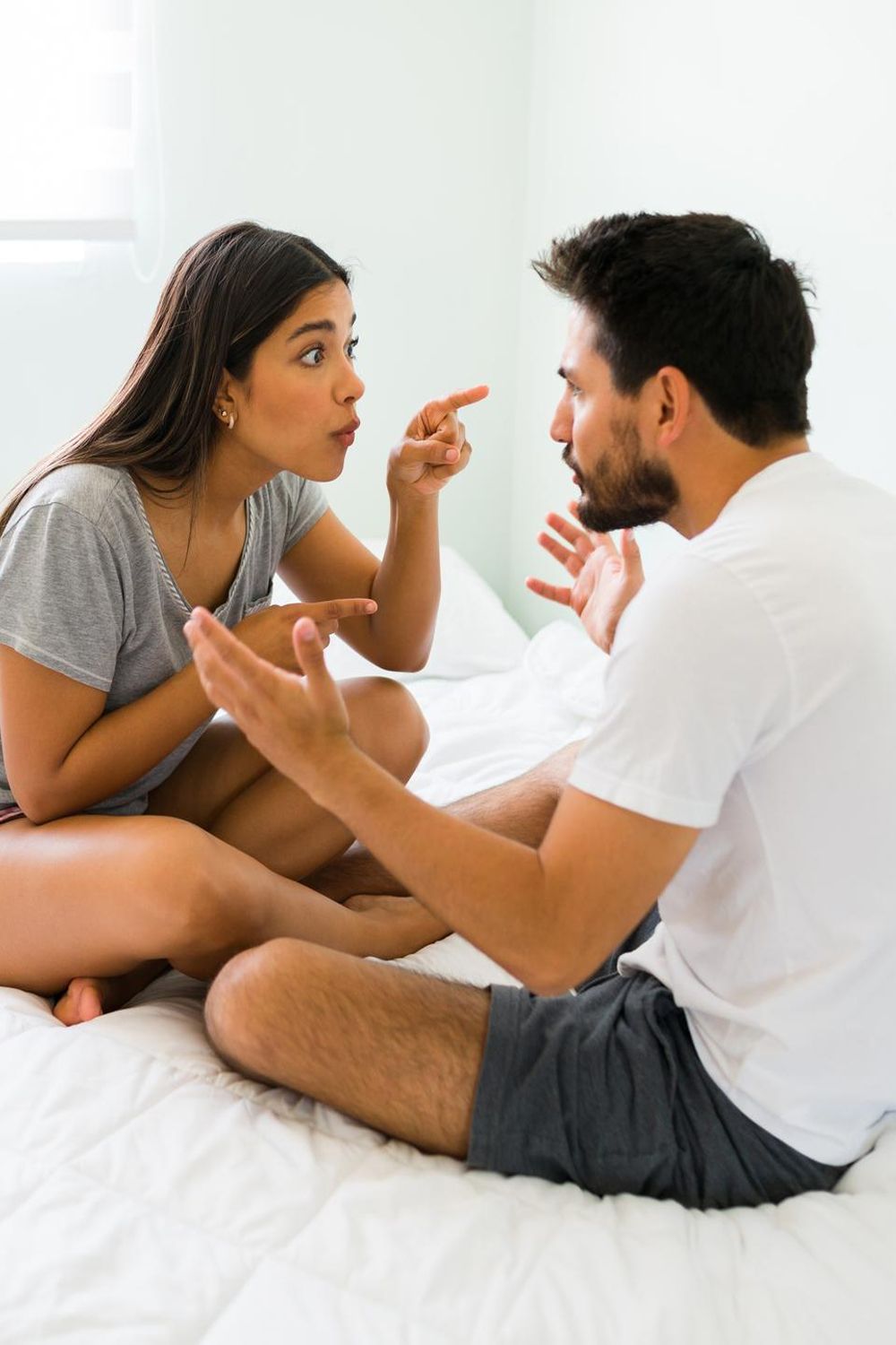 Đàn Ông Hay Phụ Nữ Dễ Ngoại Tình Hơn? Góc Nhìn Từ Khoa Học và Xã Hội