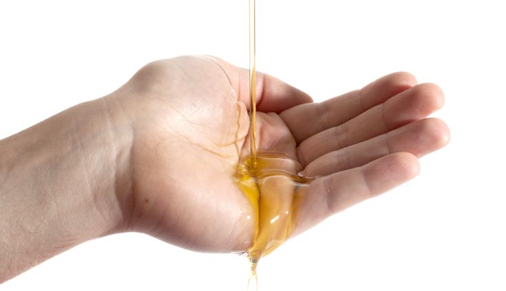 Dùng dầu ăn thay thế gel bôi trơn có ổn không? Có gây hại gì không? Giải đáp chi tiết để an tâm