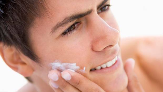 Nam Giới Có Cần Kem Cạo Râu Không? Lợi Ích Và Cách Sử Dụng Đúng