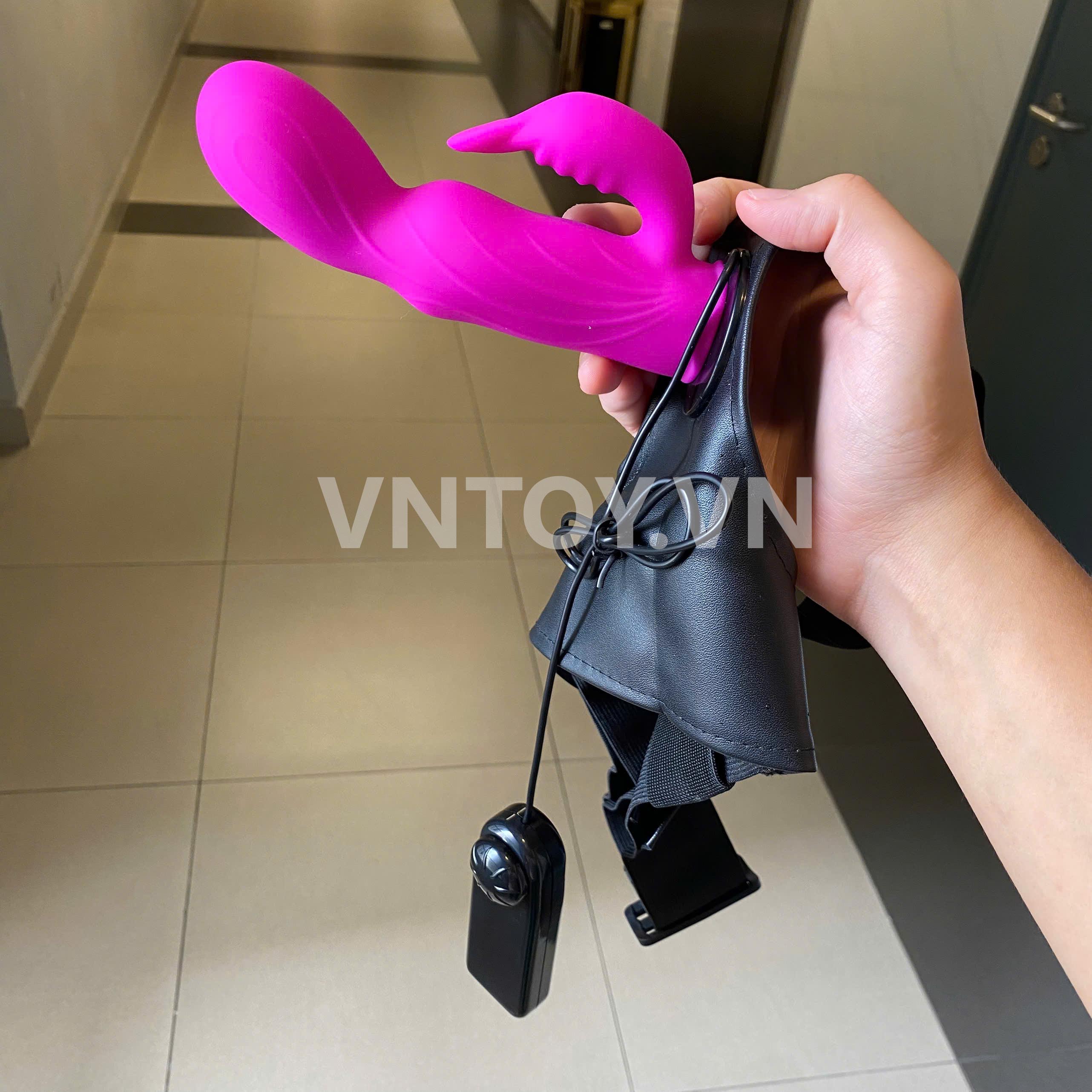 Dương vật giả đeo hông Ultra Harness rung mạnh rẽ nhánh có điều khiển dây