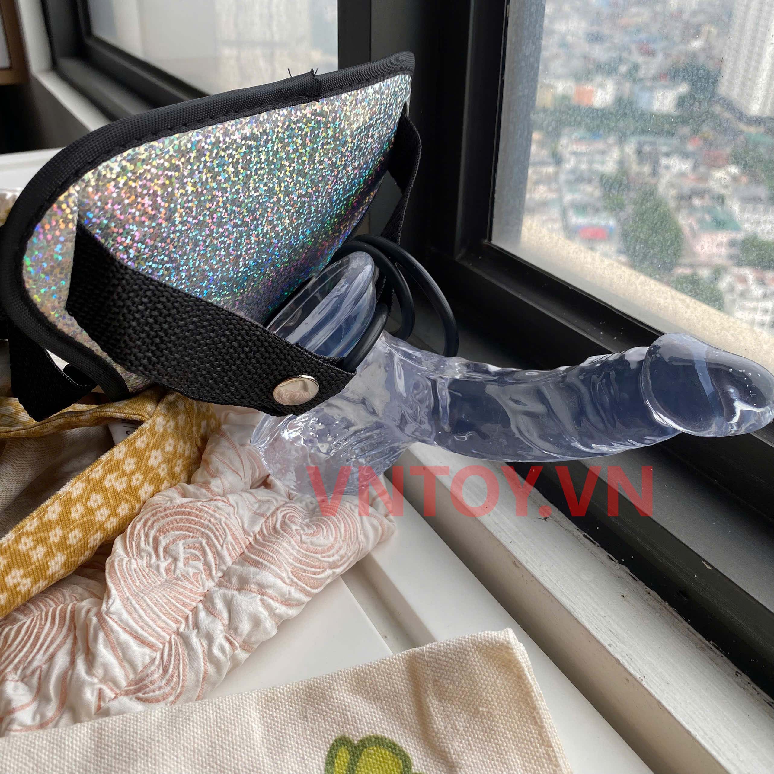 Dương vật giả silicon trong suốt có dây đeo kim tuyến dễ tháo lắp