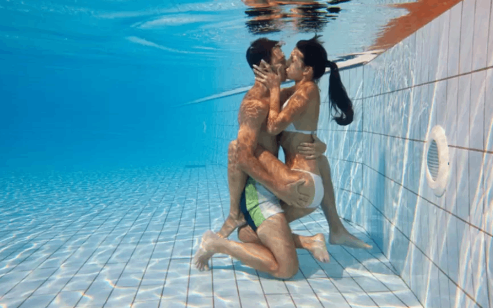 Có Nên Làm Tình Trong Bể Bơi Không? Những Nguy Cơ Và Lưu Ý Cần Biết