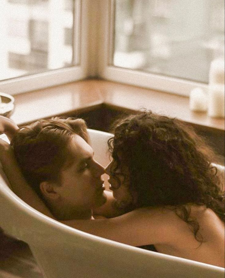 Quan Hệ Nhiều Có Bị Vô Sinh Không? Sự Thật Bạn Cần Biết