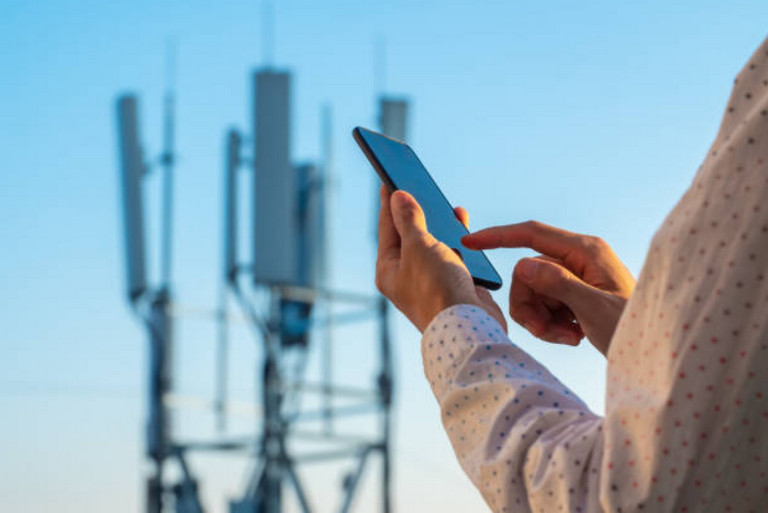 Sóng Điện Thoại Có Gây Vô Sinh Không? Sự Thật Dưới Góc Nhìn Khoa Học