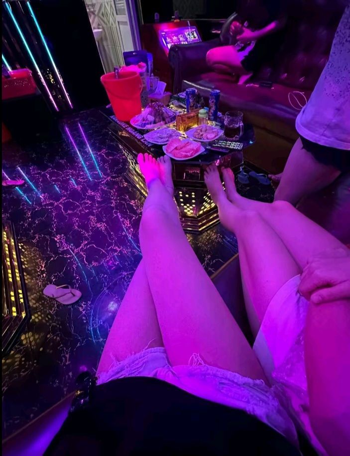 Tay Vịn Là Gì? Giải Nghĩa Từ “Karaoke Tay Vịn” Khiến Nhiều Người Thắc Mắc