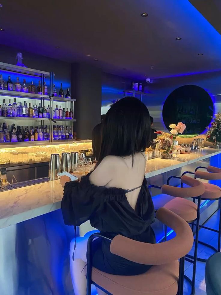 Tay Vịn Là Gì? Giải Nghĩa Từ “Karaoke Tay Vịn” Khiến Nhiều Người Thắc Mắc