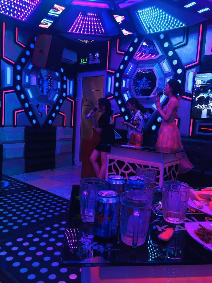 Tay Vịn Là Gì? Giải Nghĩa Từ “Karaoke Tay Vịn” Khiến Nhiều Người Thắc Mắc