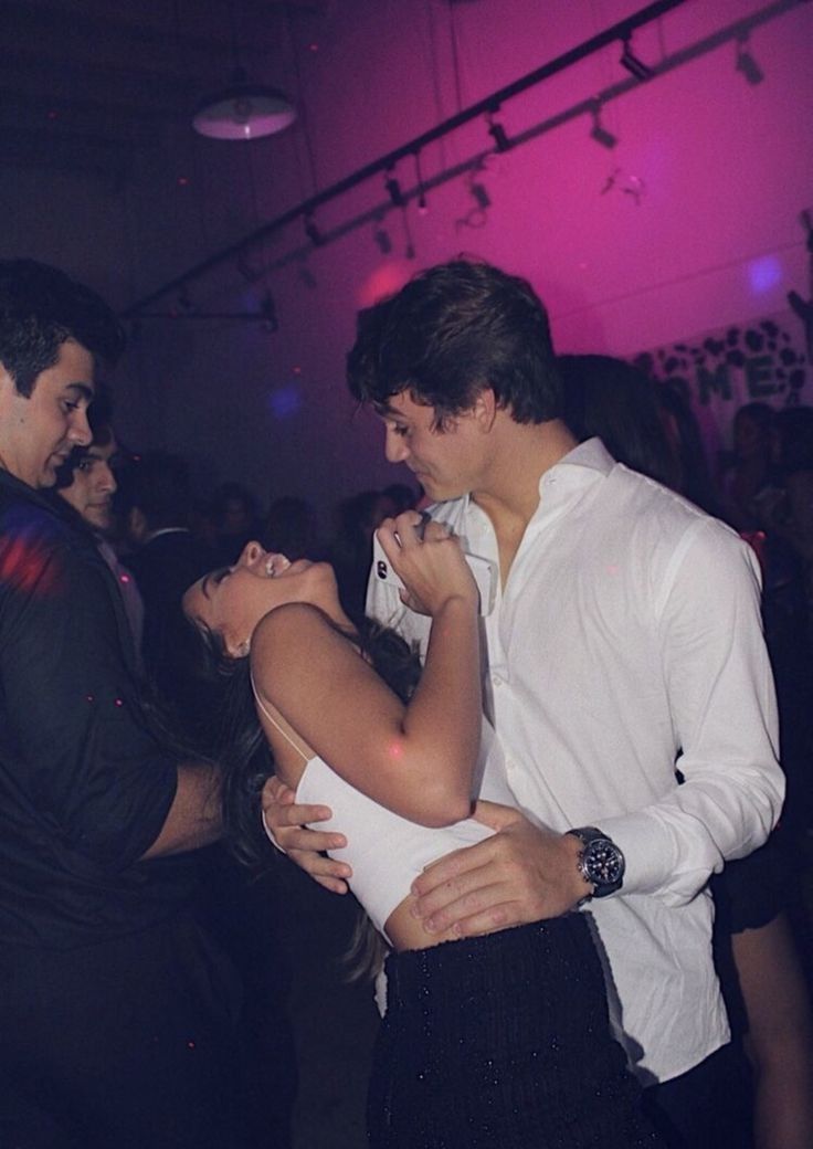 Tình một đêm là gì? Phụ nữ hay nam giới thích hơn?