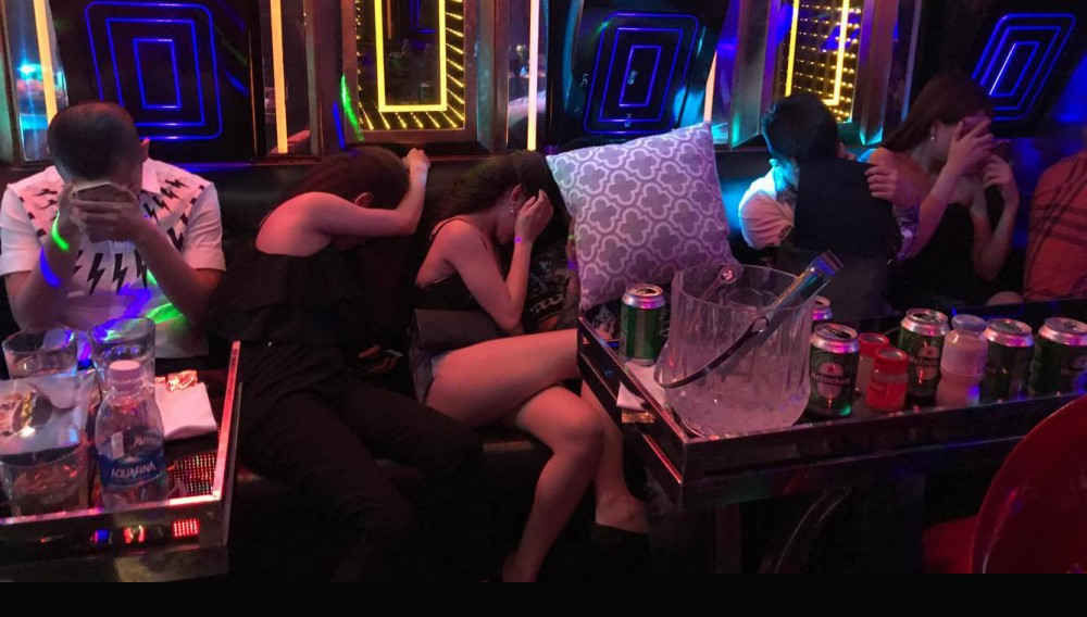 Tay Vịn Là Gì? Giải Nghĩa Từ “Karaoke Tay Vịn” Khiến Nhiều Người Thắc Mắc