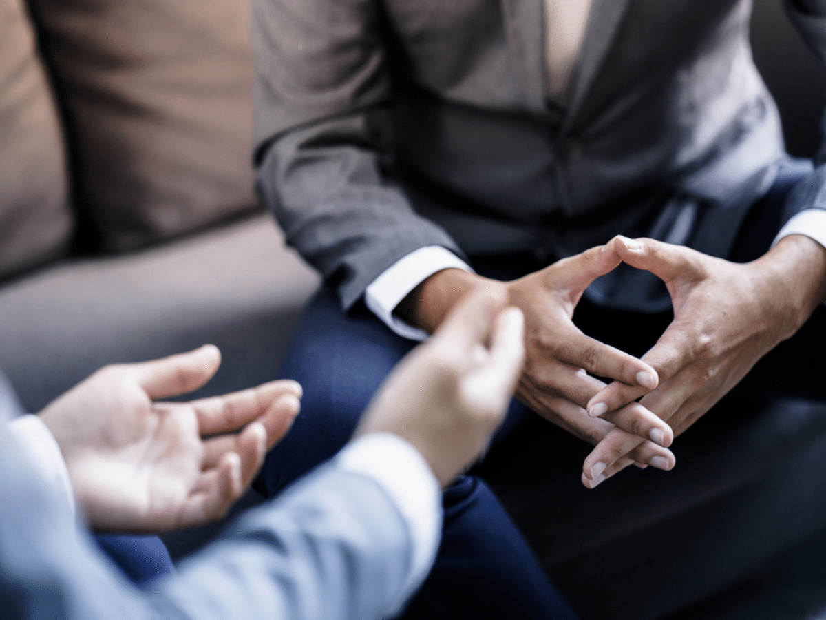 “Con Thầy Vợ Bạn Gái Cơ Quan” Là Gì? Bật Mí Lý Do Bạn Nên Tránh Những Mối Quan Hệ Nhạy Cảm Này