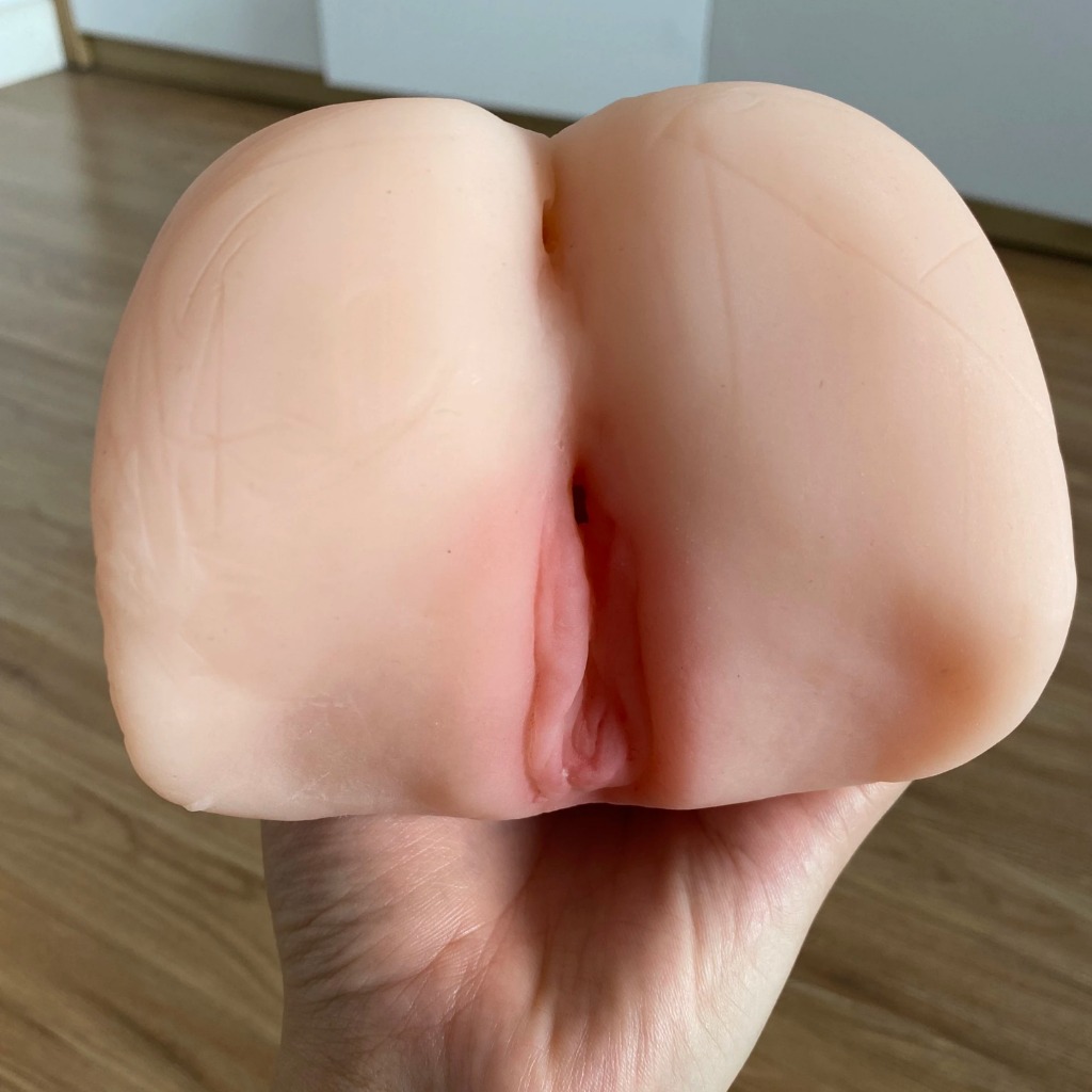 Âm đạo giả banh háng có lỗ hậu môn se khít