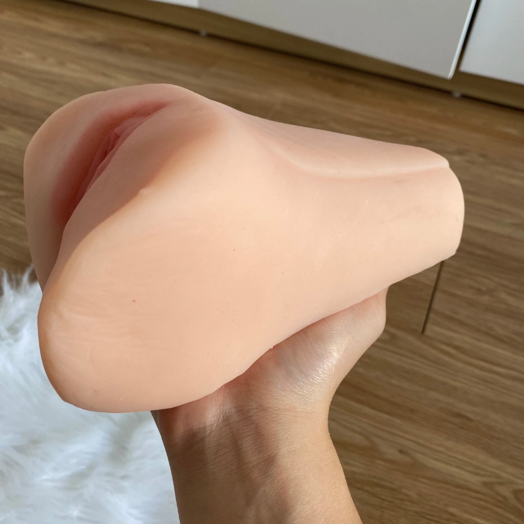 Âm đạo giả banh háng có lỗ hậu môn se khít