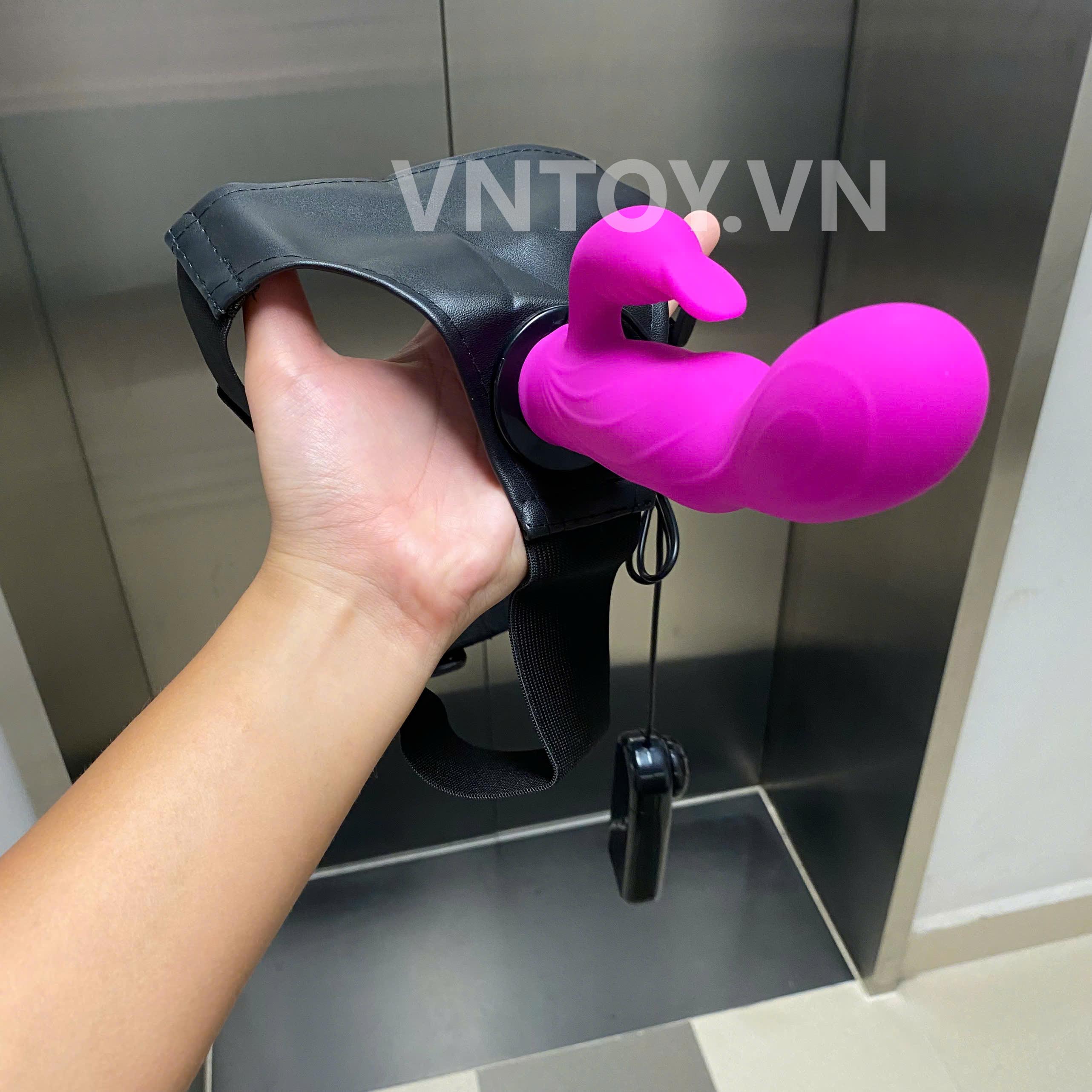 Dương vật giả đeo hông Ultra Harness rung mạnh rẽ nhánh có điều khiển dây