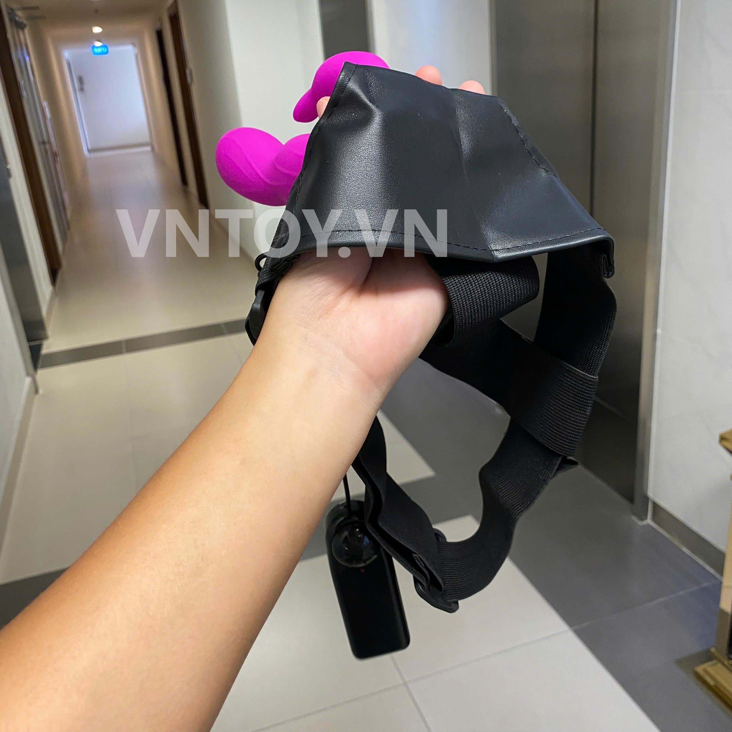 Dương vật giả đeo hông Ultra Harness rung mạnh rẽ nhánh có điều khiển dây