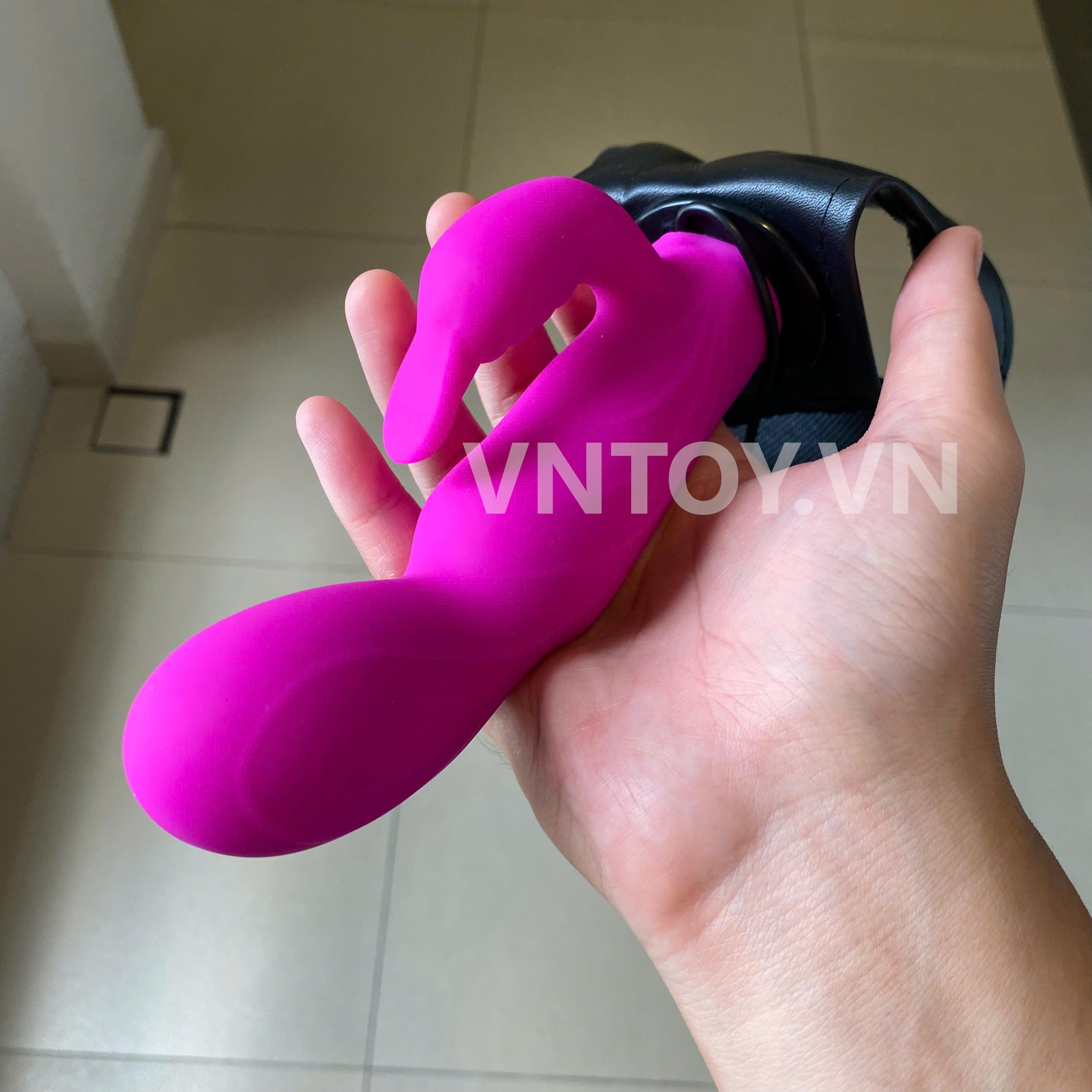 Dương vật giả đeo hông Ultra Harness rung mạnh rẽ nhánh có điều khiển dây