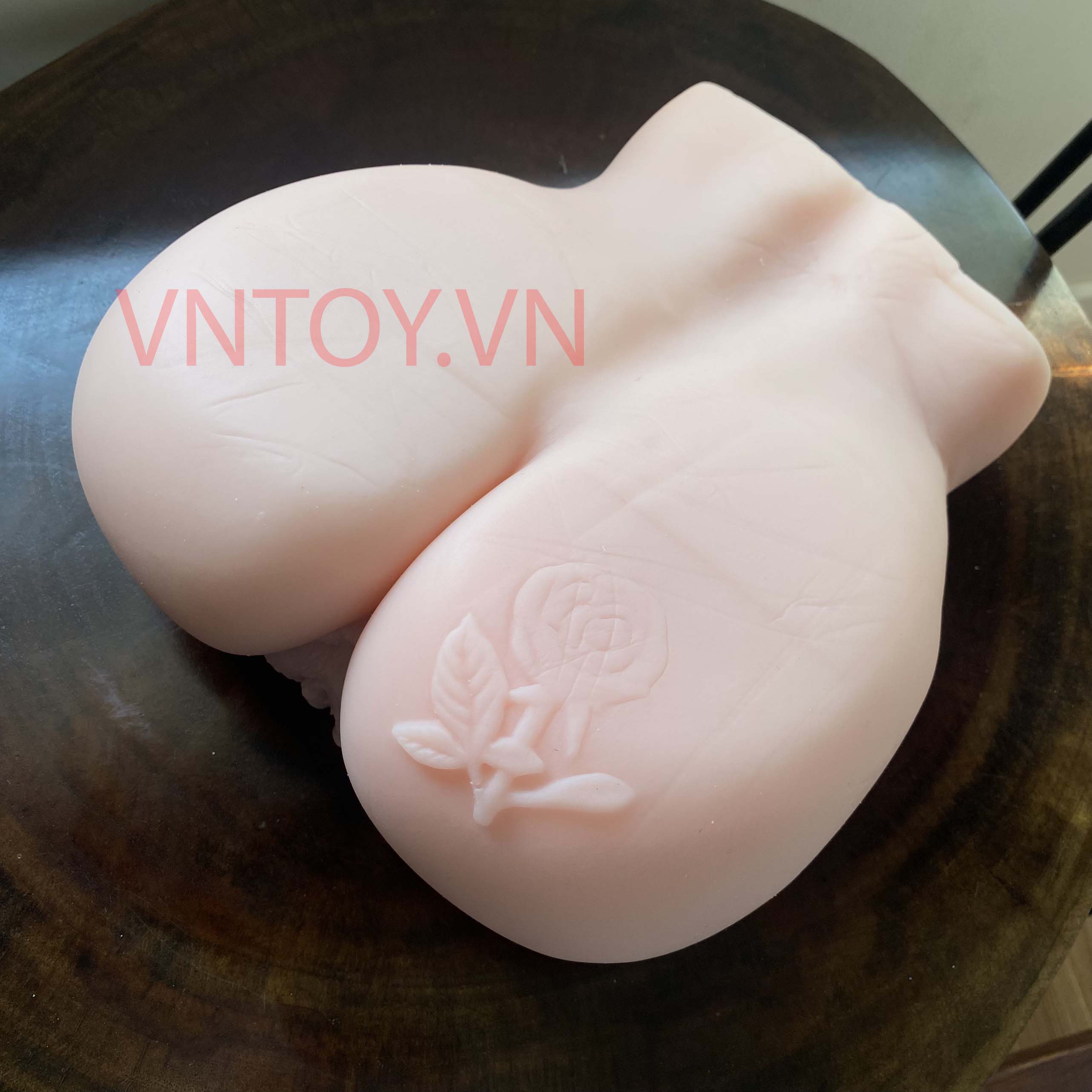 Mông giả hoa hồng to căng mọng phát âm thanh rên rỉ