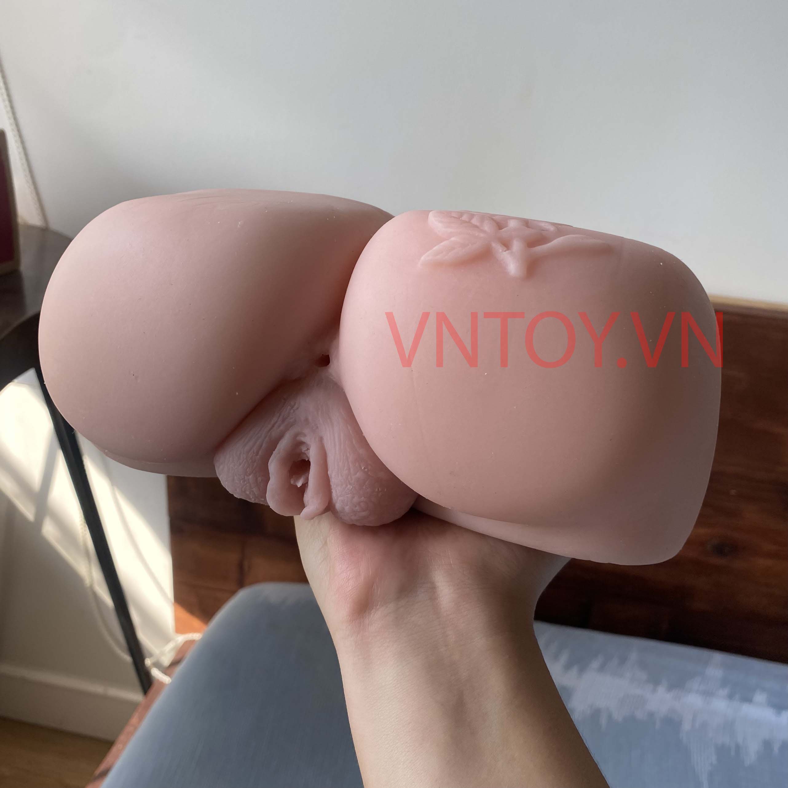 Mông giả hoa hồng to căng mọng phát âm thanh rên rỉ