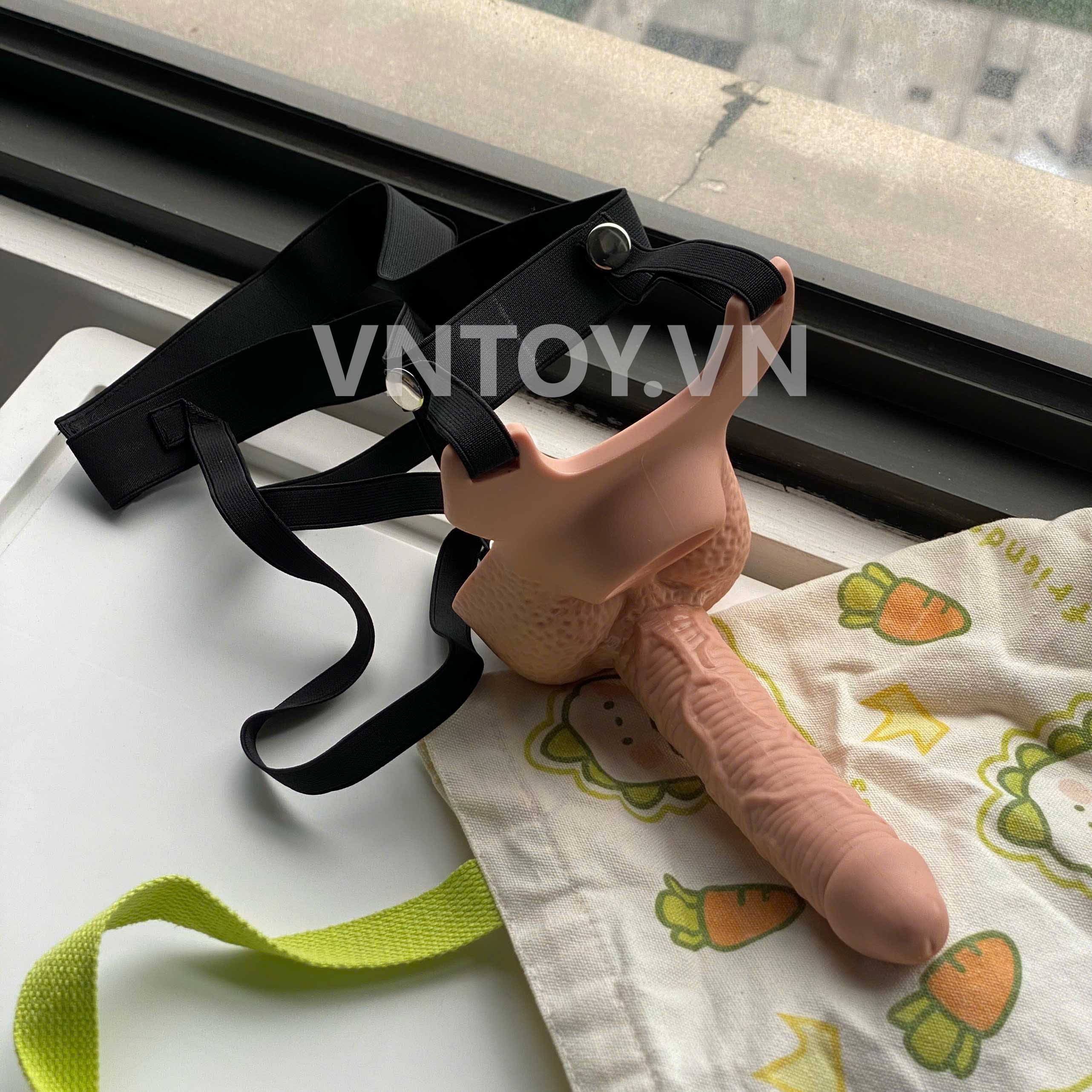 Quần silicon gắn 2 dương vật giả đeo hông rung 10 chế độ