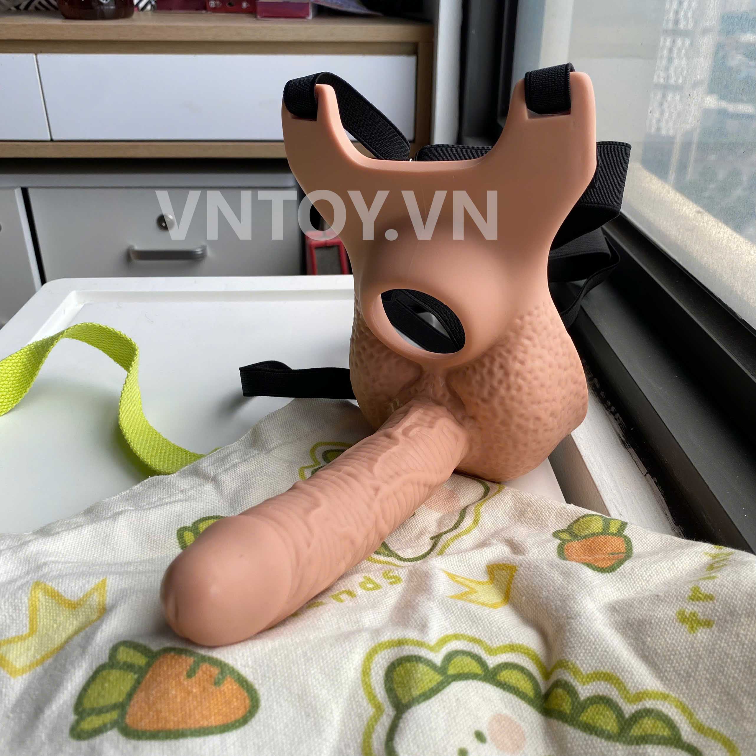 Quần silicon gắn 2 dương vật giả đeo hông rung 10 chế độ