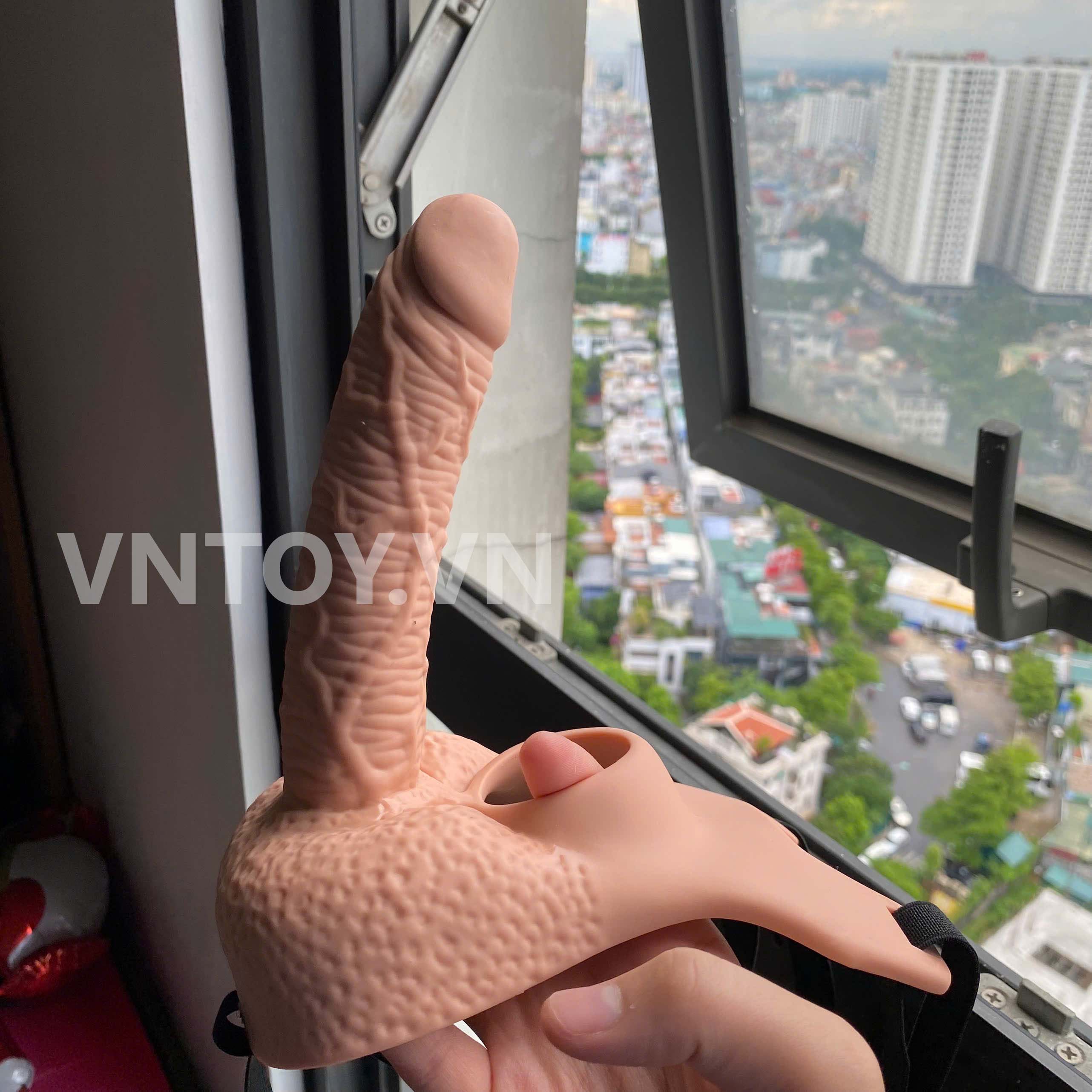 Quần silicon gắn 2 dương vật giả đeo hông rung 10 chế độ