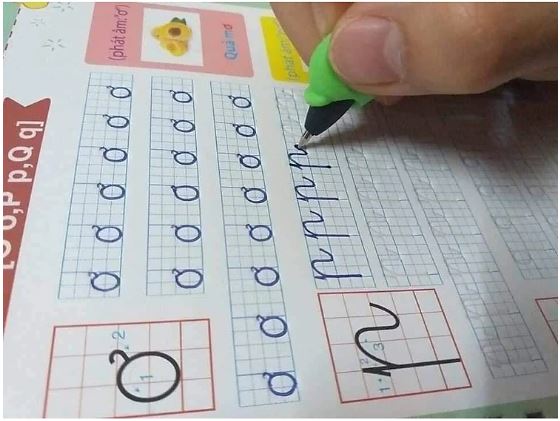 Combo 3 quyển luyện viết bay màu thần kì (Tặng kèm 2 bút, 8 ruột bút, 2 định vị cầm bút)