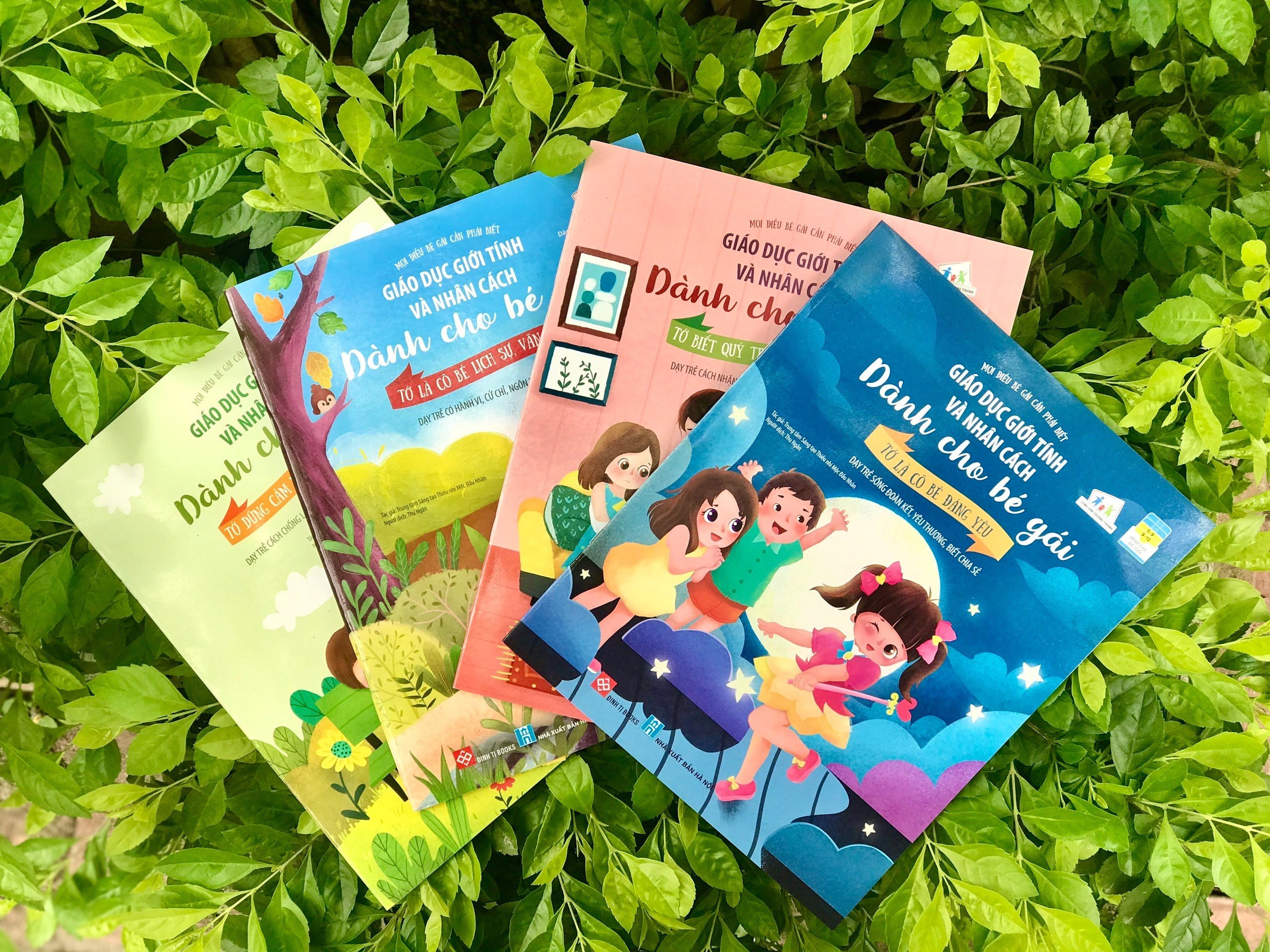 Combo 4 quyển giáo dục giới tính và nhân cách dành cho bé gái từ 5 đến 9 tuổi.