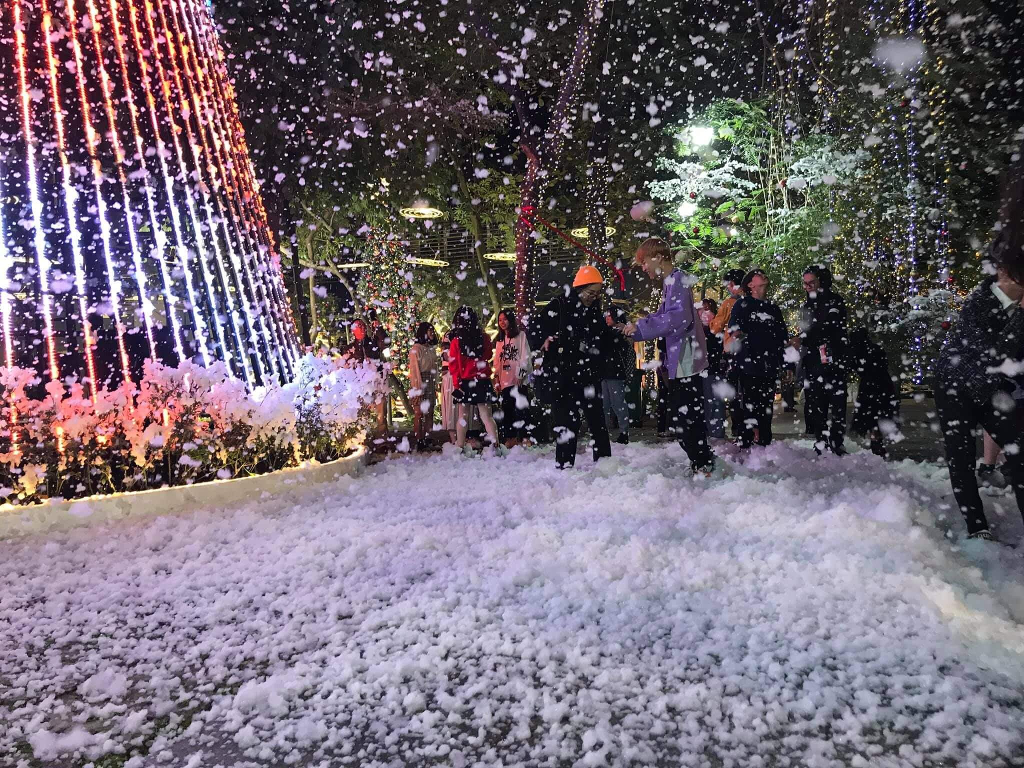 Máy phun tuyết dùng trong nhà thờ