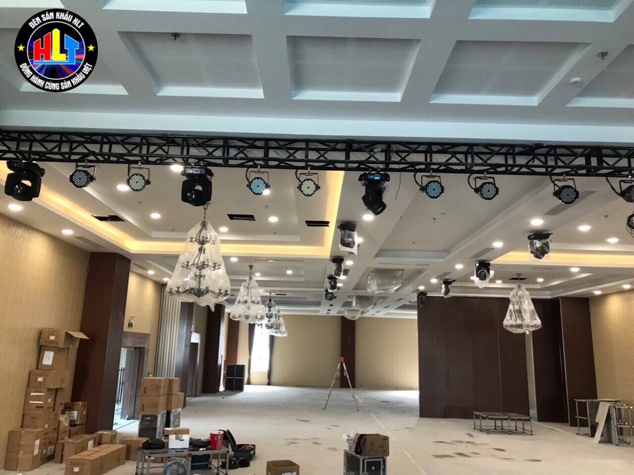 Lắp đặt đèn sân khấu hội trường trọn gói